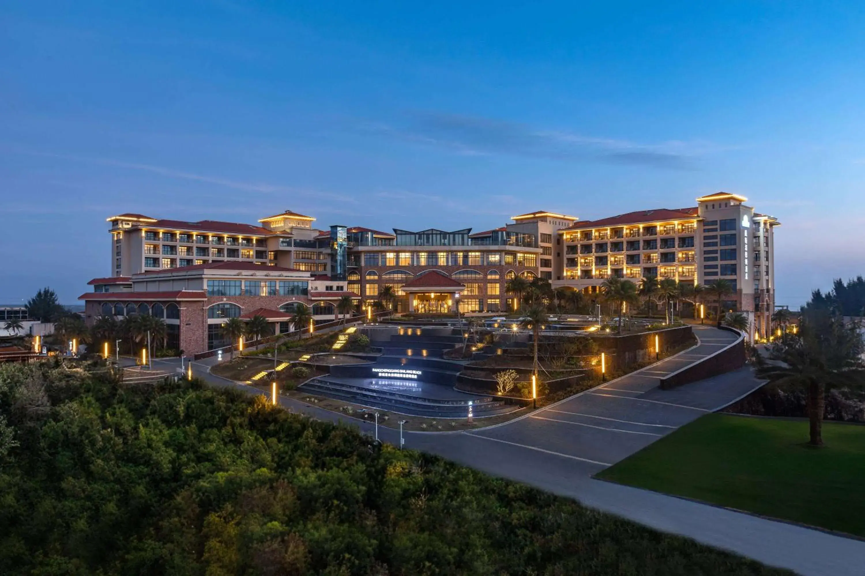 Property building in Days Hotel by Wyndham Fangchenggang Bailang Beach Property building in Days Hotel by Wyndham Fangchenggang Bailang Beach