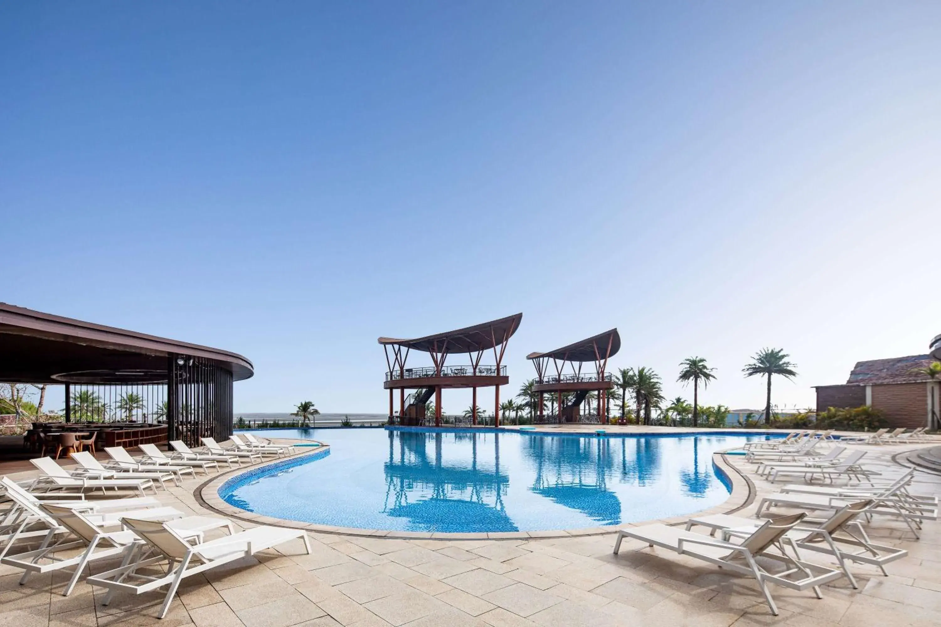 Pool view in Days Hotel by Wyndham Fangchenggang Bailang Beach Pool view in Days Hotel by Wyndham Fangchenggang Bailang Beach