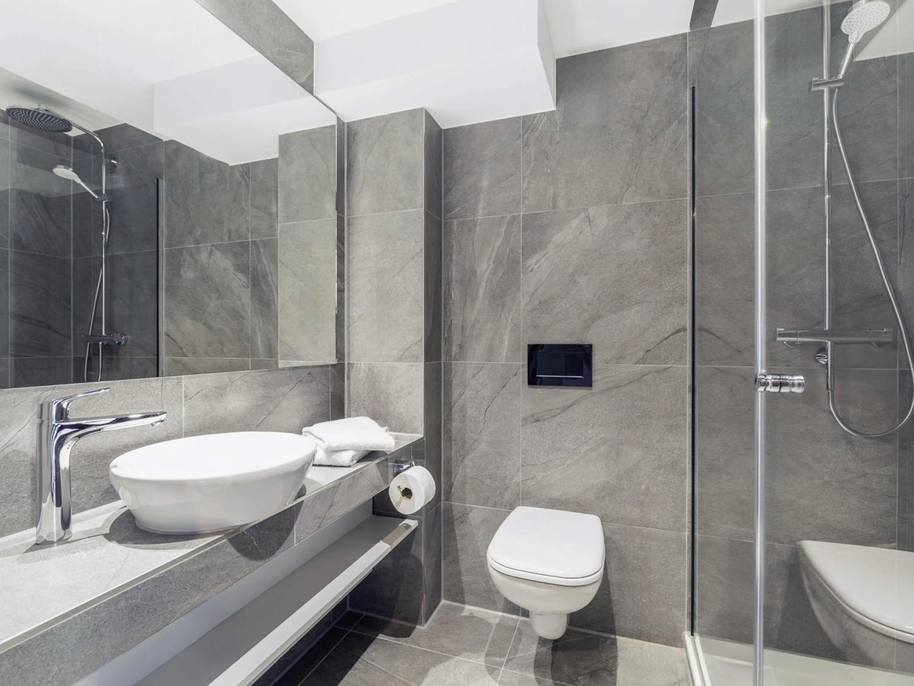 Shower in B&B HOTEL Albstadt-Hbf