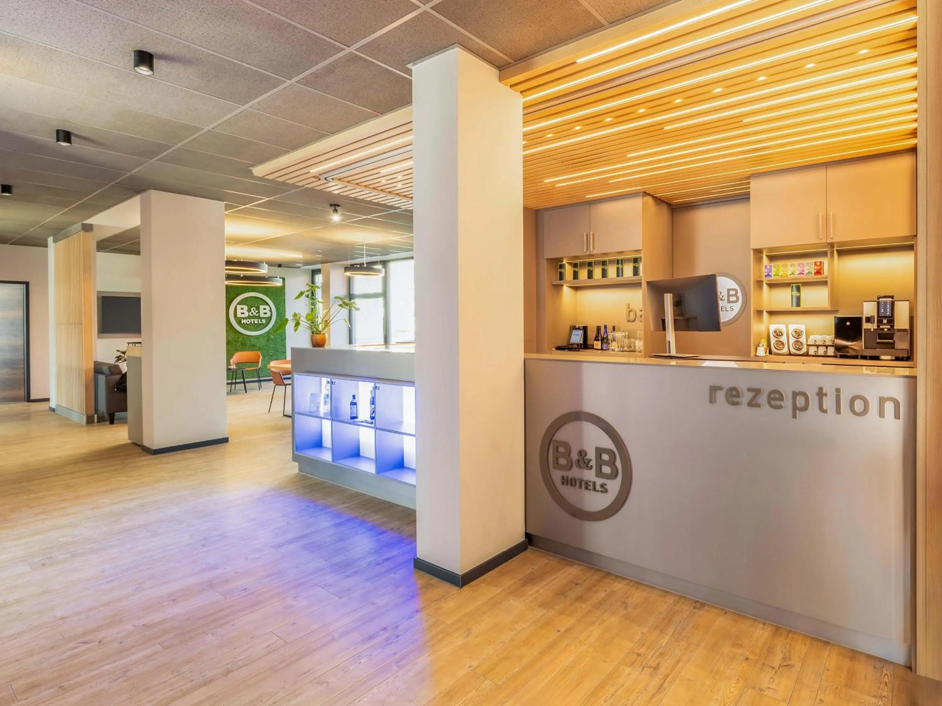 Lobby or reception in B&B HOTEL Albstadt-Hbf