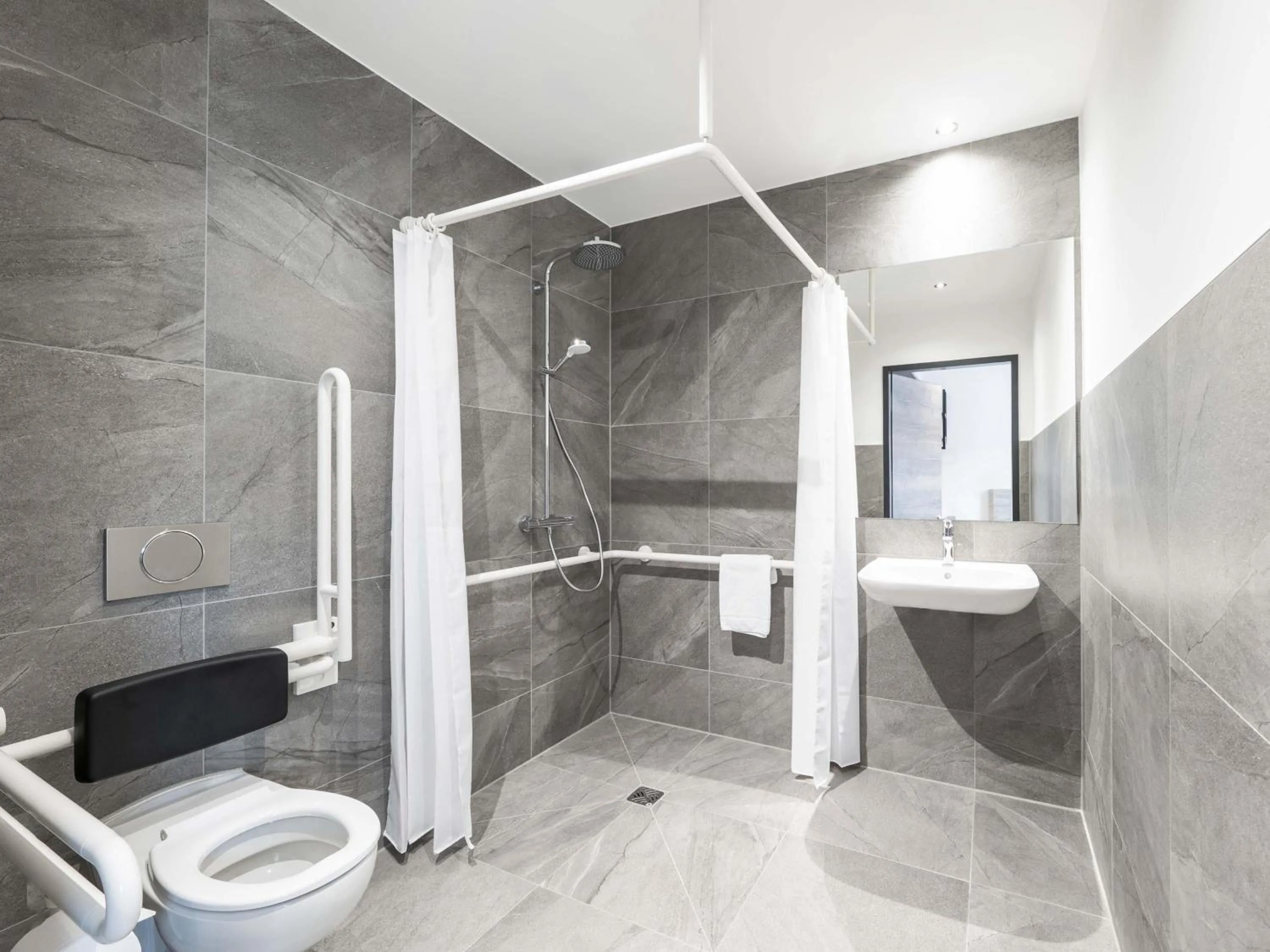 Shower in B&B HOTEL Albstadt-Hbf