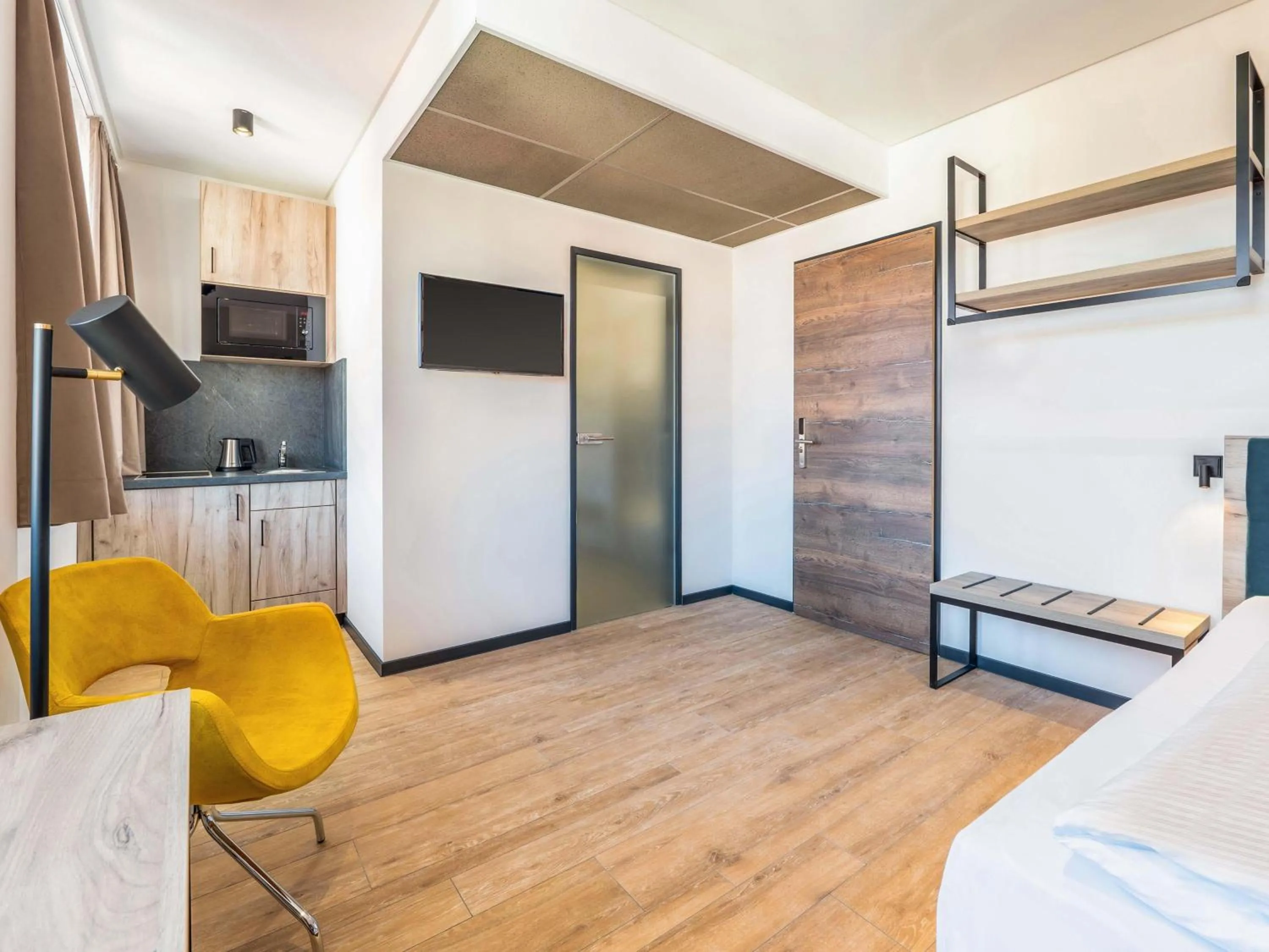 Kitchen or kitchenette, Bed in B&B HOTEL Albstadt-Hbf