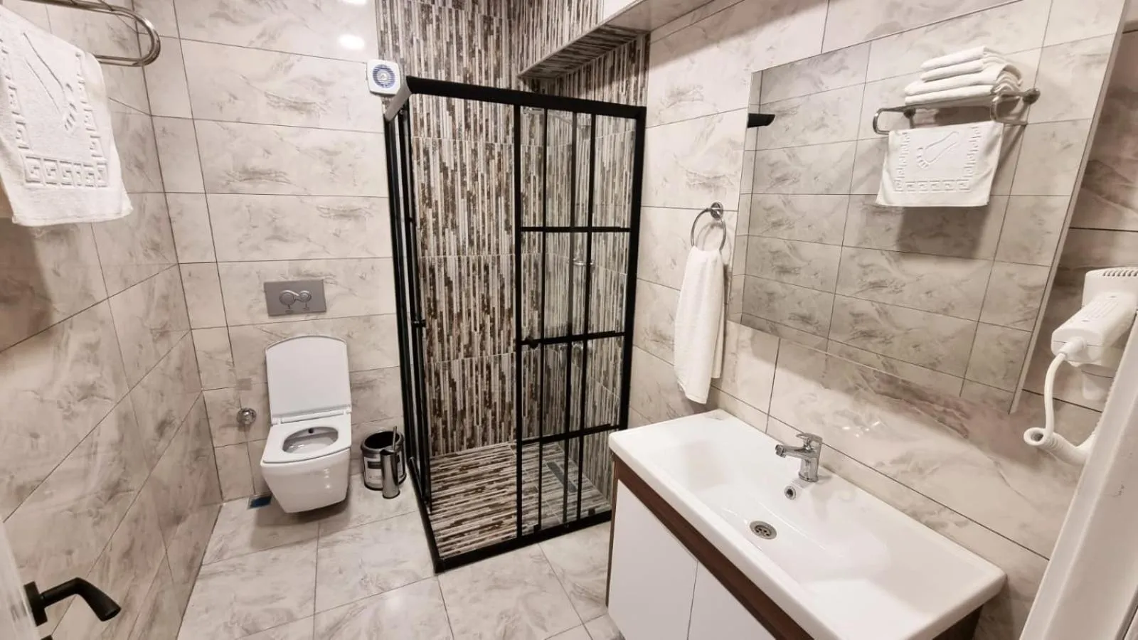 Shower in La Pearl Konaklama