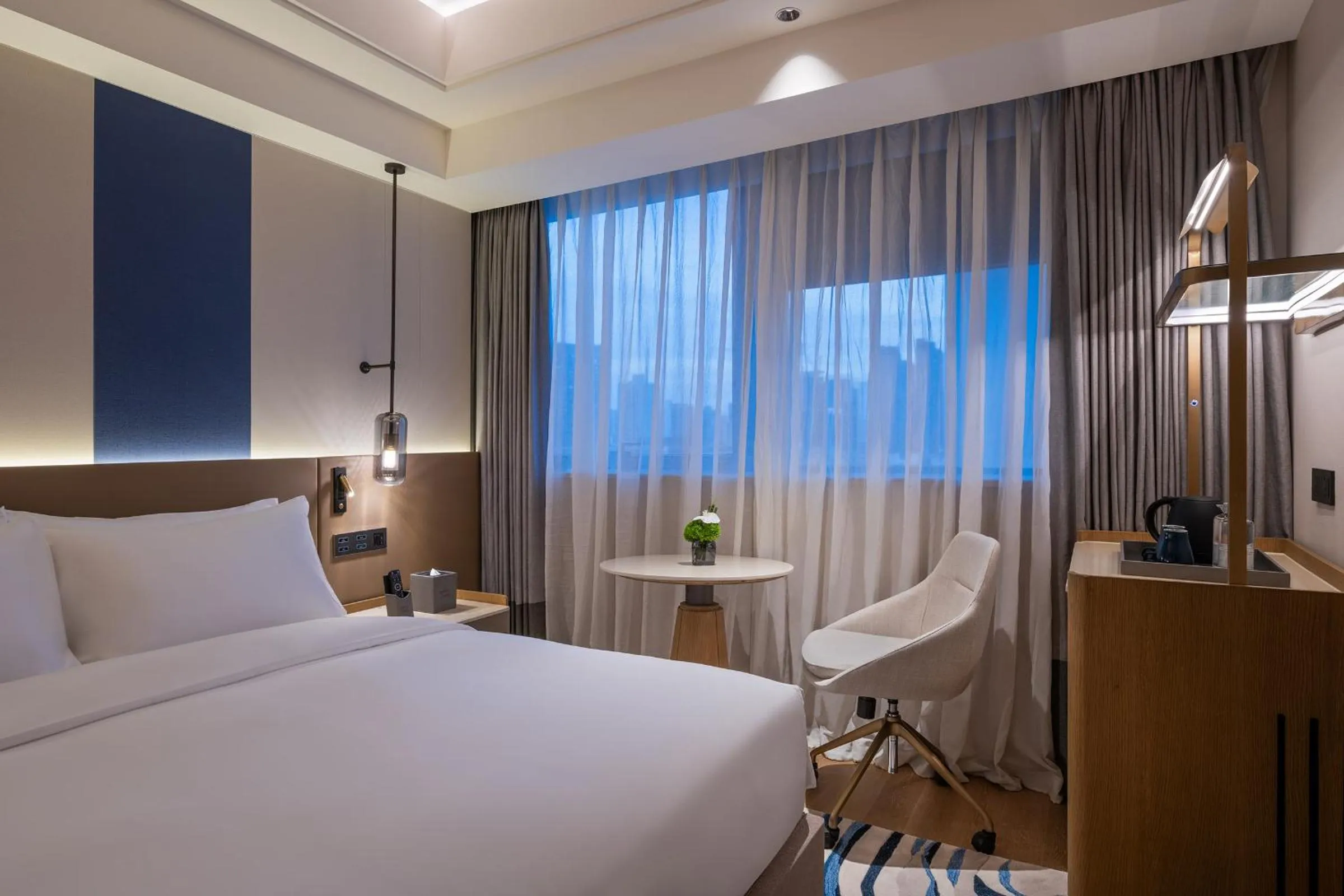 Bed in DoubleTree by Hilton Shanghai Jing'an