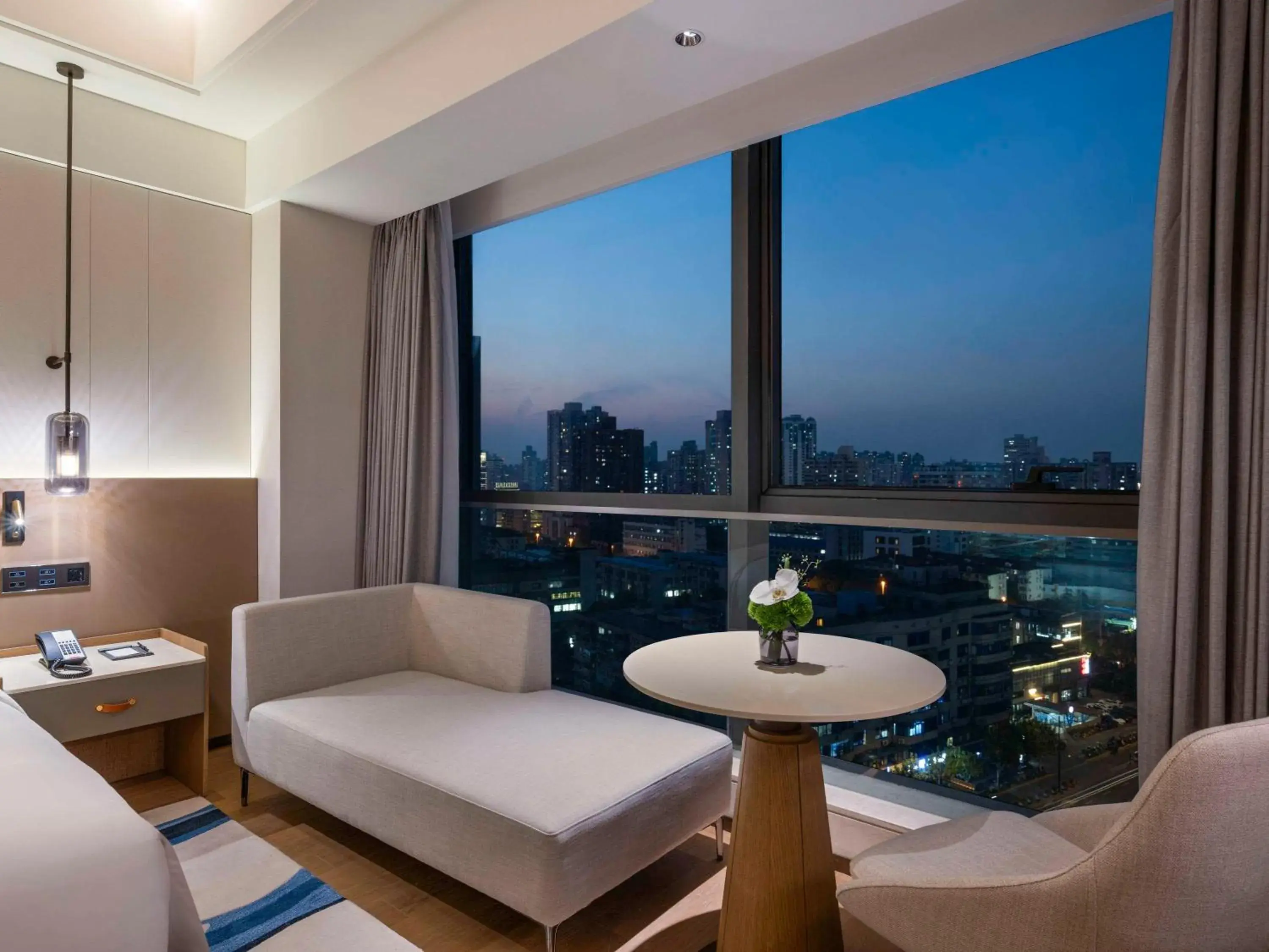 Bedroom in DoubleTree by Hilton Shanghai Jing'an Bedroom in DoubleTree by Hilton Shanghai Jing'an