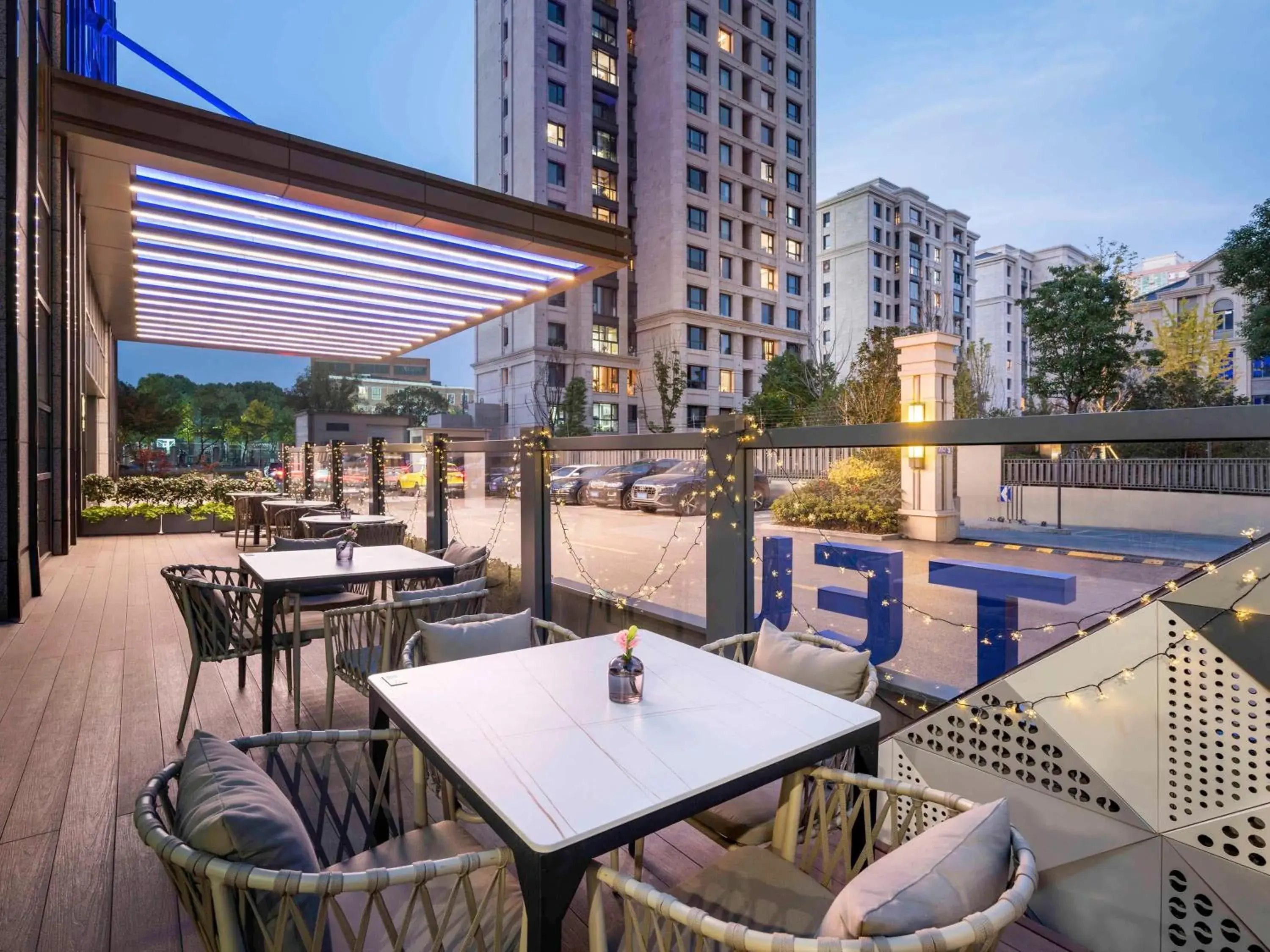 Lounge or bar in DoubleTree by Hilton Shanghai Jing'an Lounge or bar in DoubleTree by Hilton Shanghai Jing'an