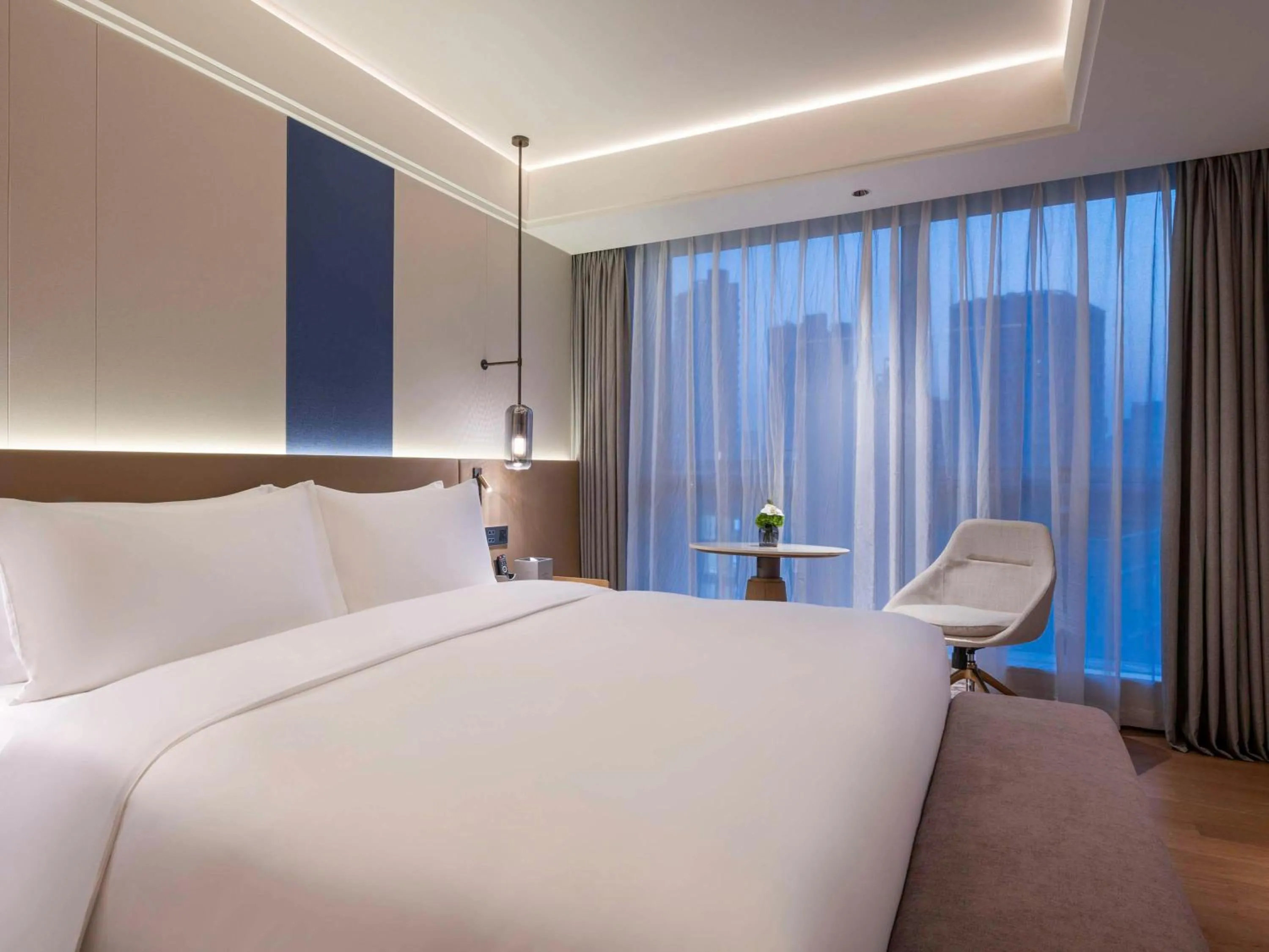 Photo of the whole room, Bed in DoubleTree by Hilton Shanghai Jing'an