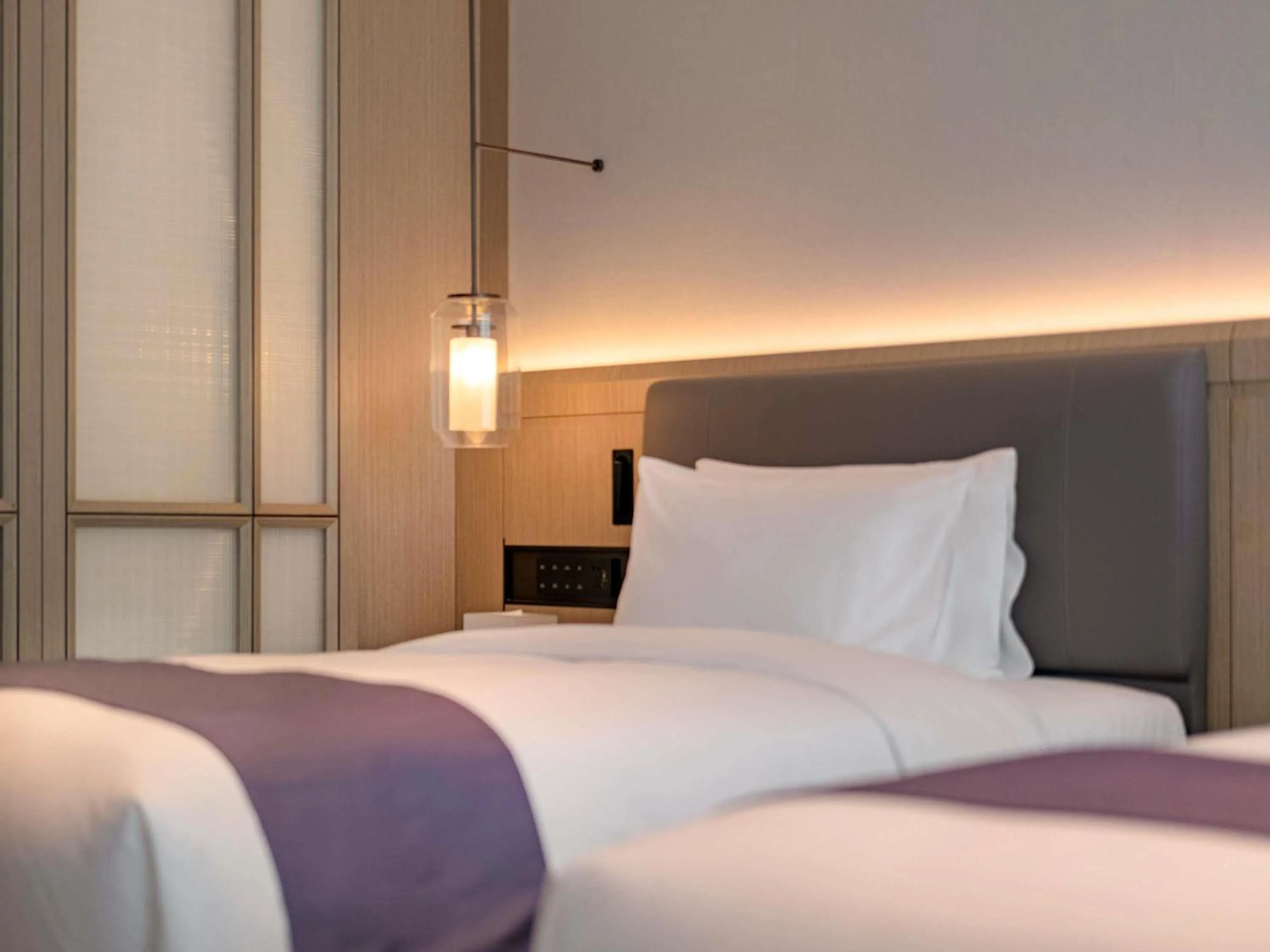 Bedroom, Bed in Grand Mercure Shenzhen Guangming