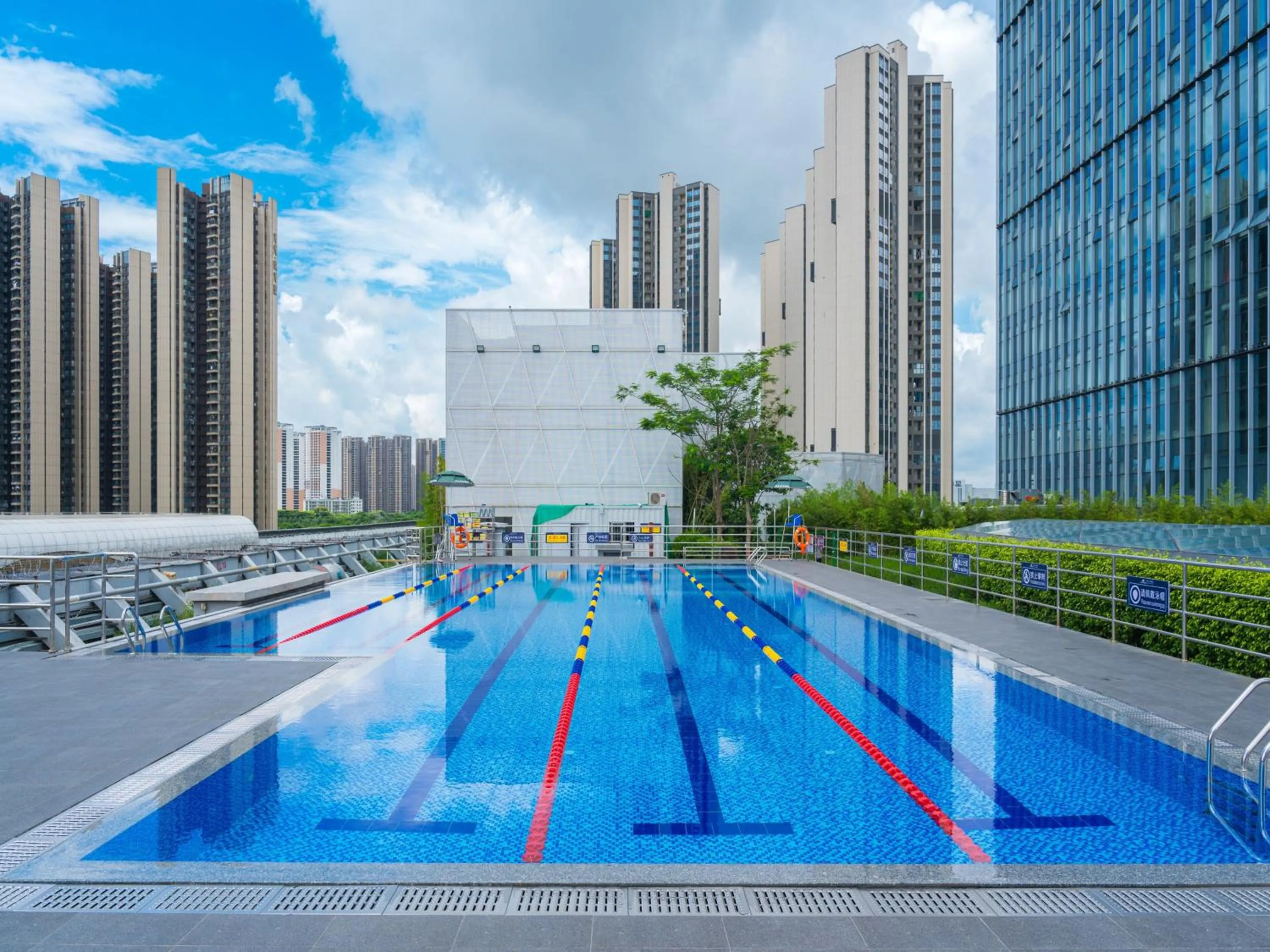 Pool view in Grand Mercure Shenzhen Guangming