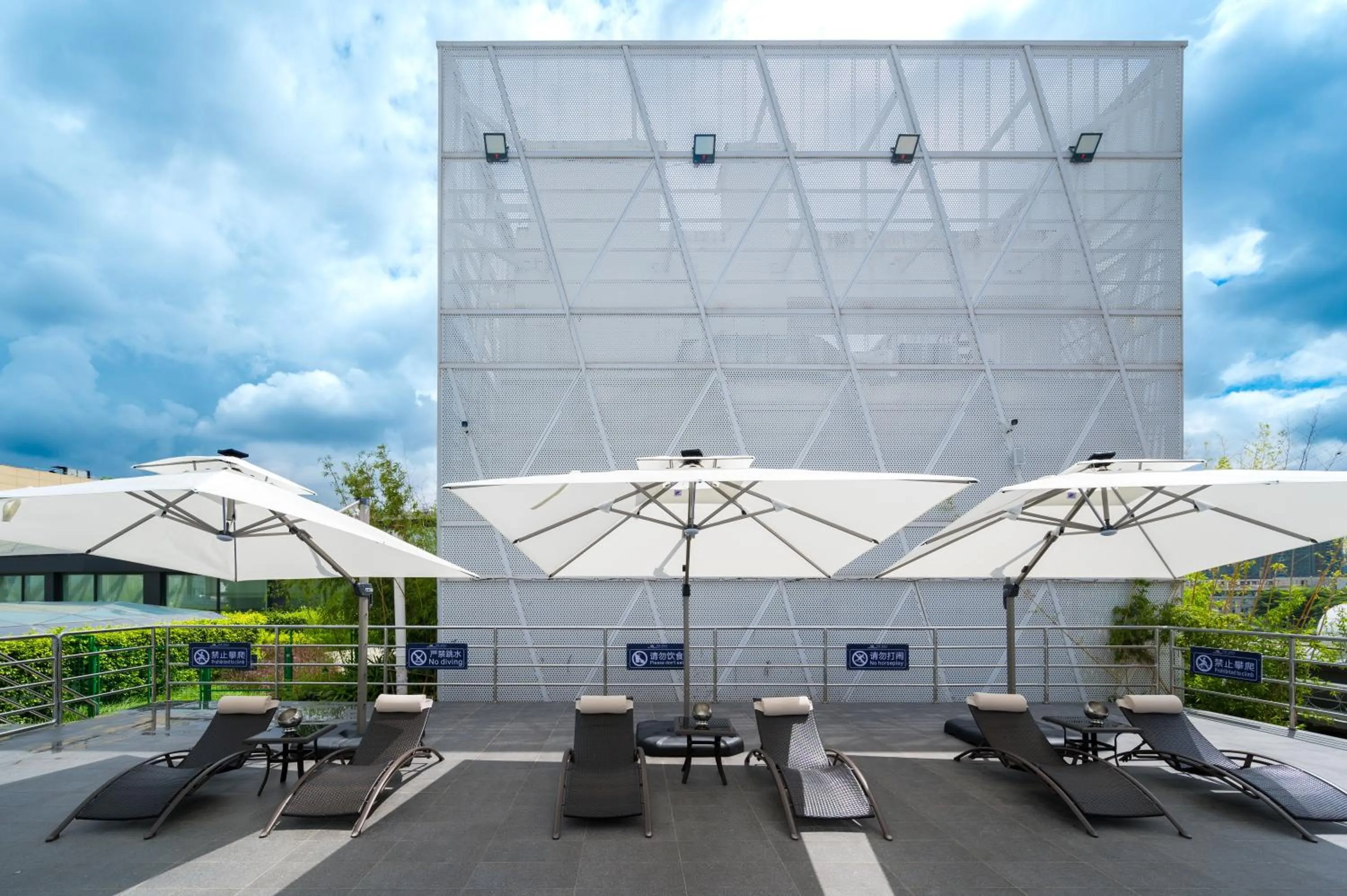 Swimming pool in Grand Mercure Shenzhen Guangming