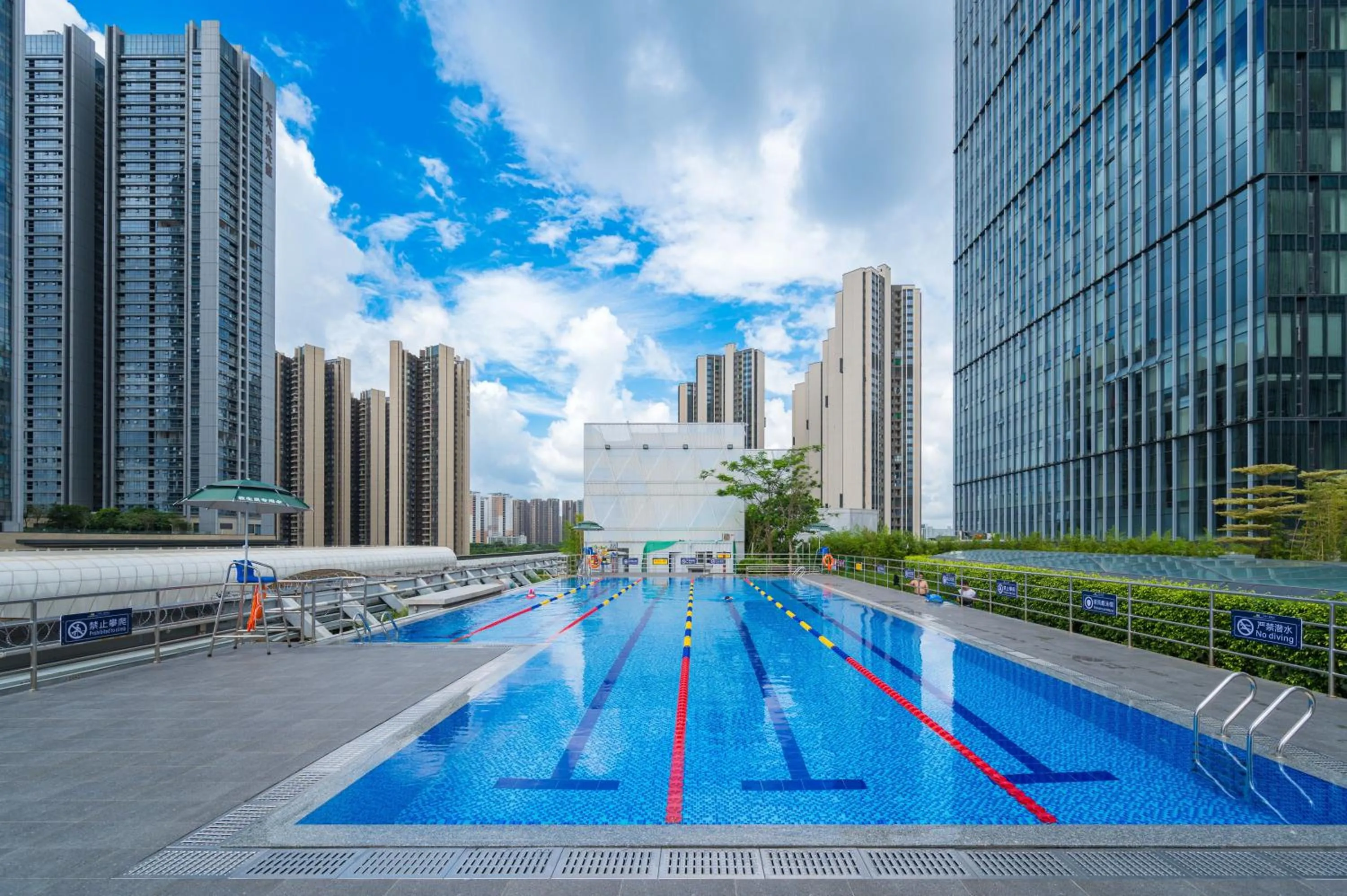 Swimming pool in Grand Mercure Shenzhen Guangming