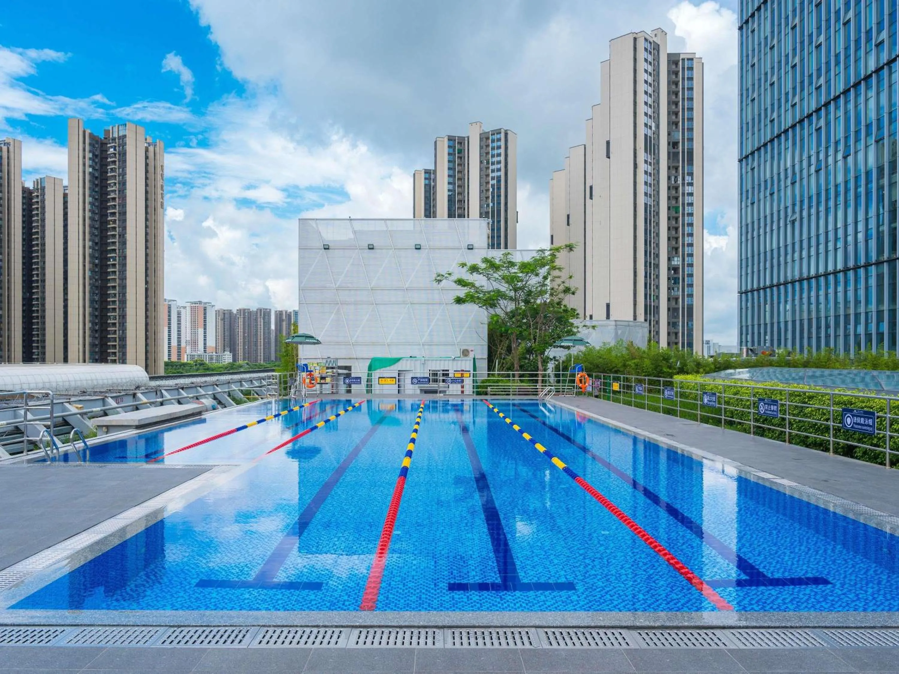 Pool view in Grand Mercure Shenzhen Guangming