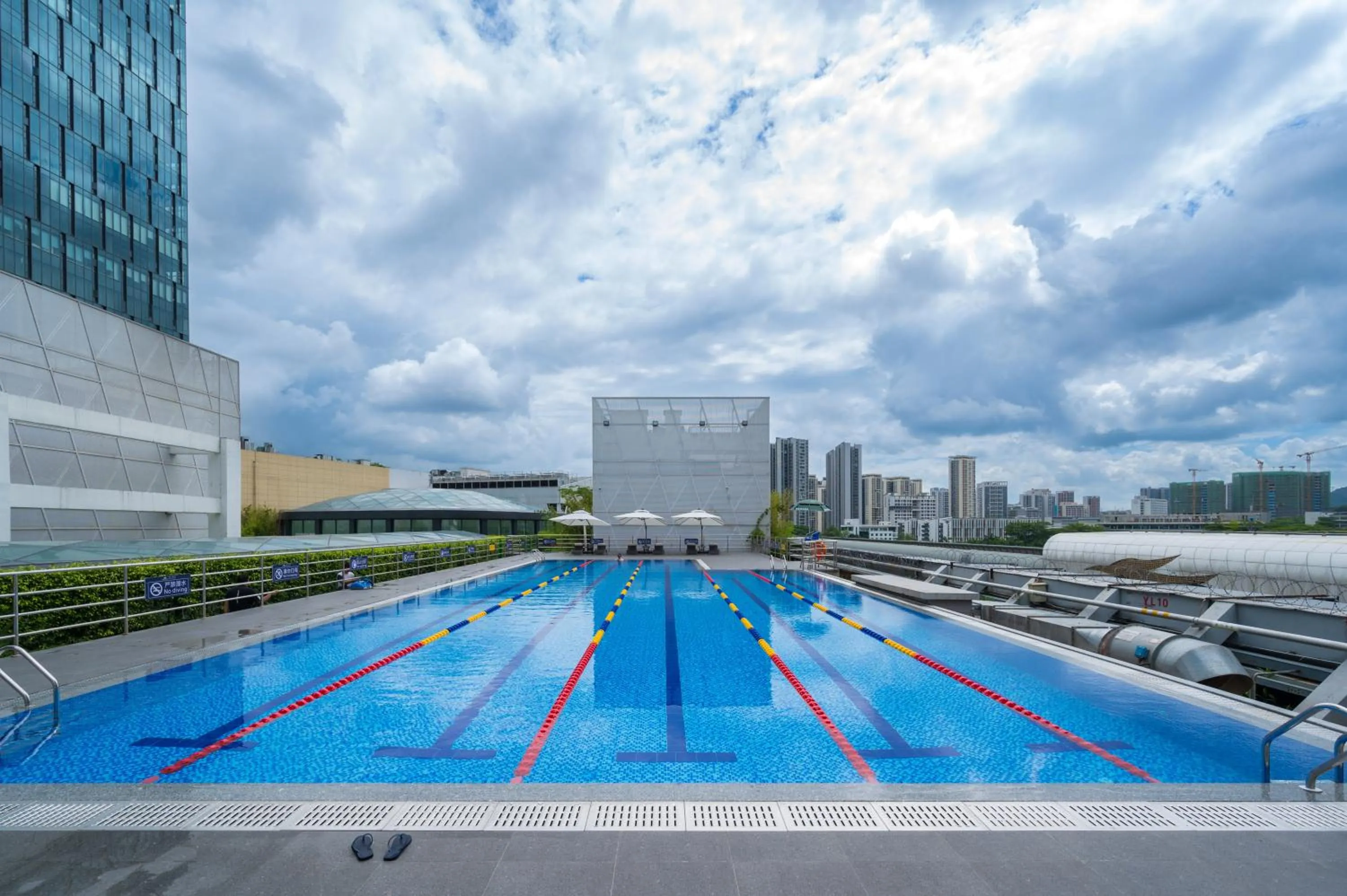 Swimming pool in Grand Mercure Shenzhen Guangming