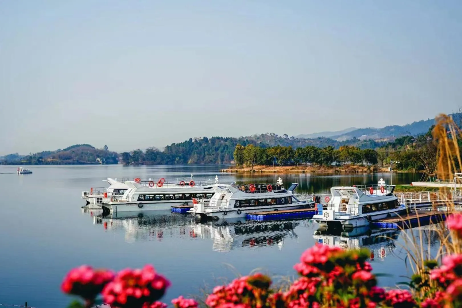 Lake view in Grand Mercure Chengdu East