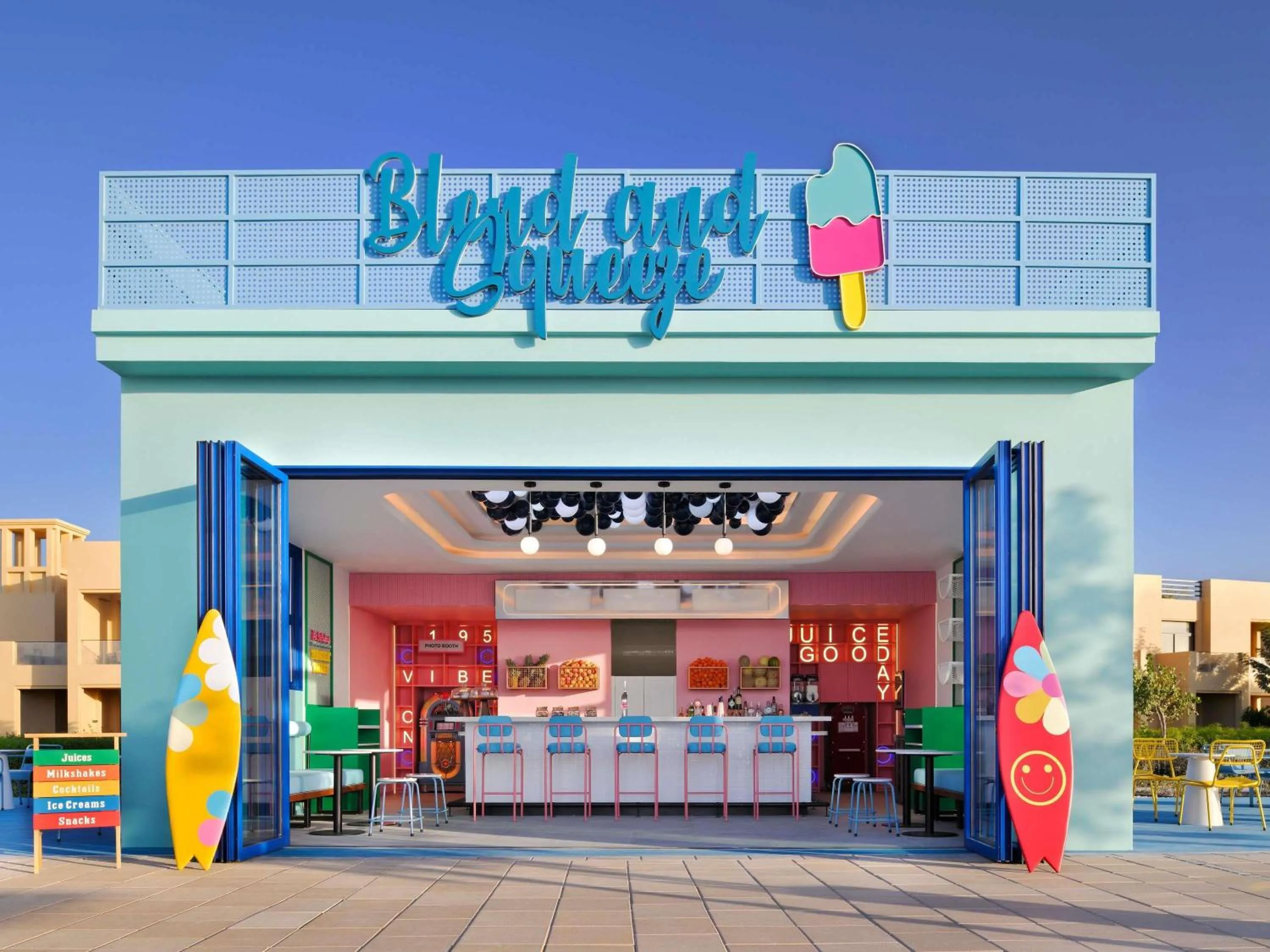 Lounge or bar in Sofitel Al Hamra Beach Resort