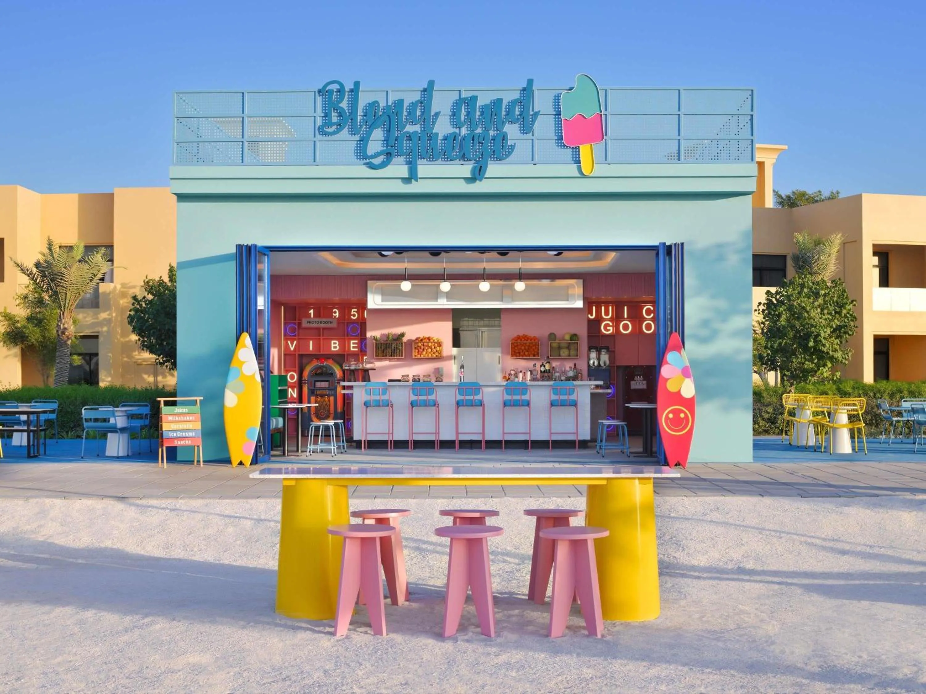 Lounge or bar in Sofitel Al Hamra Beach Resort