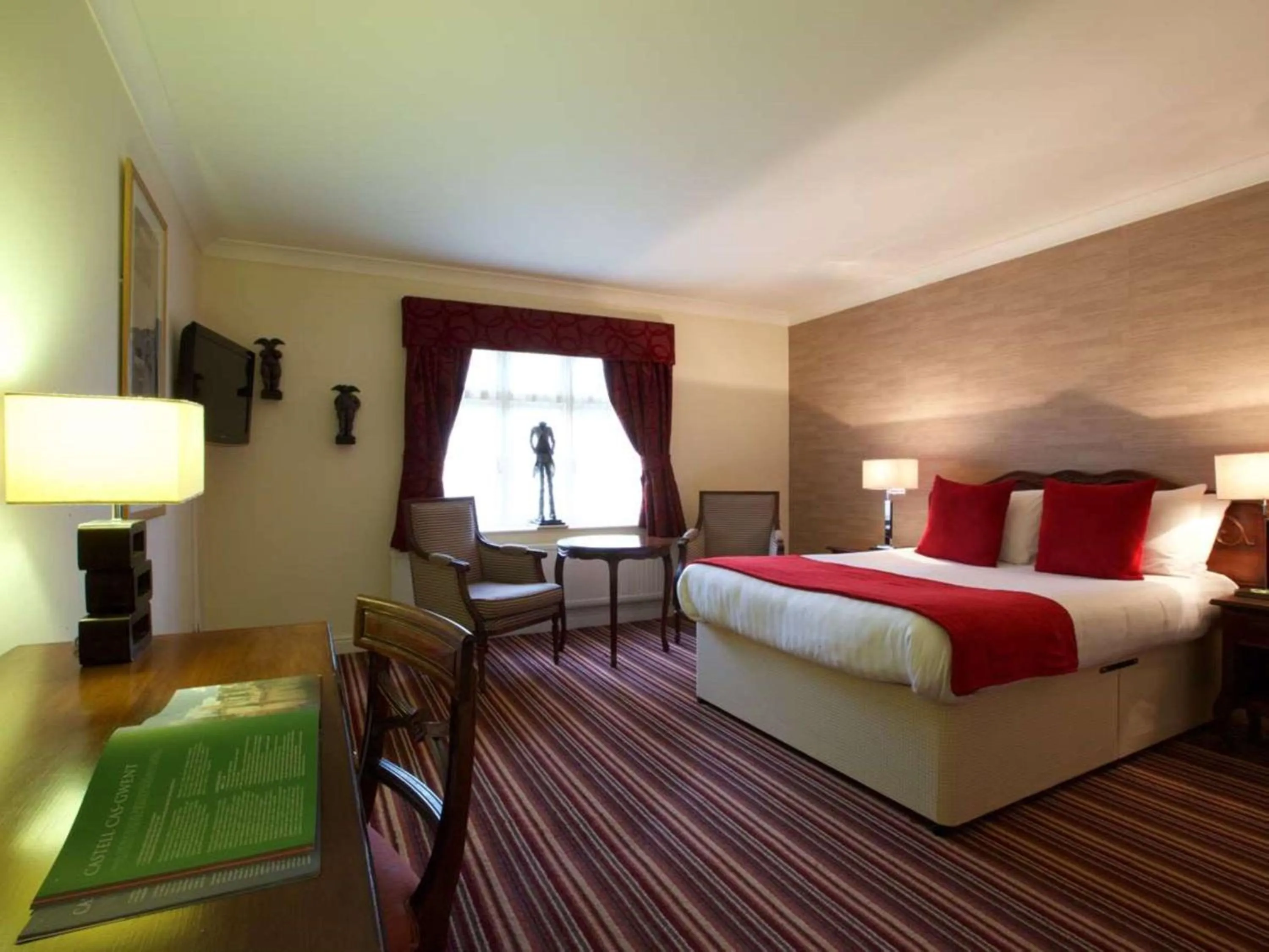 Photo of the whole room, Bed in Wrexham Llyndir Hotel by Belvilla