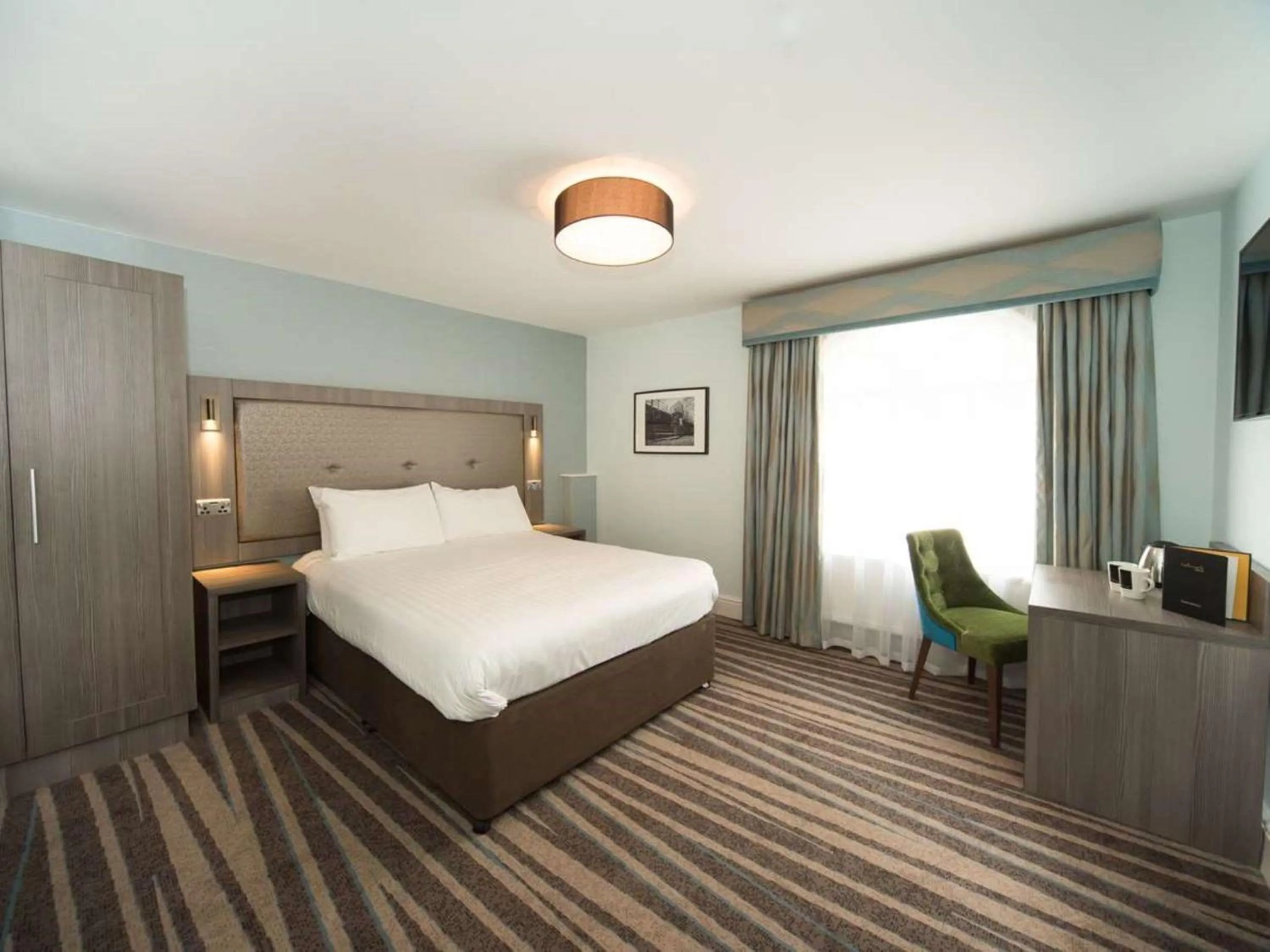 Photo of the whole room, Bed in Wrexham Llyndir Hotel by Belvilla