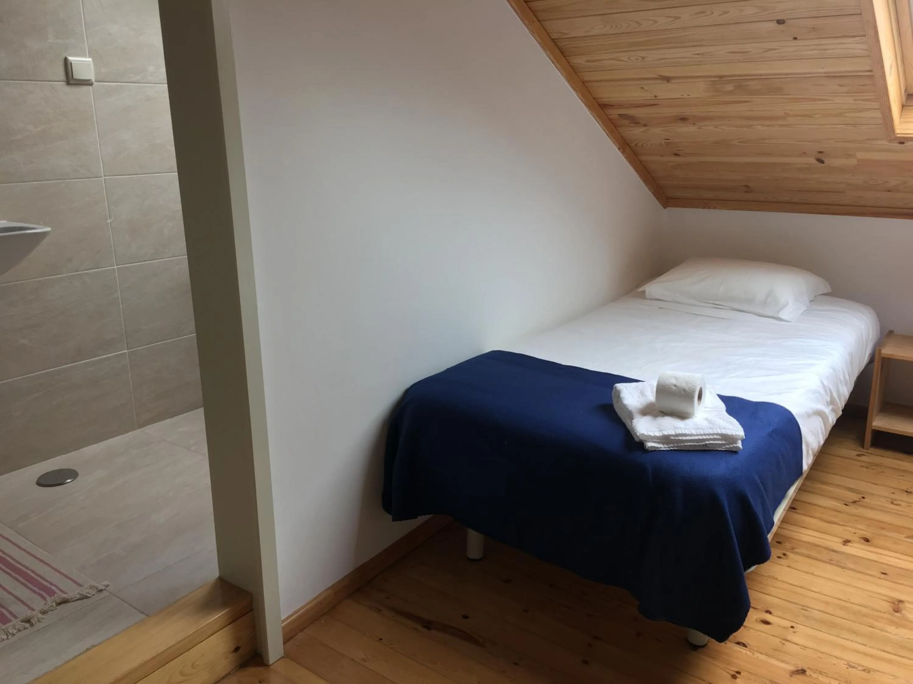 Shower, Bed in Residencial Avenida Hostel