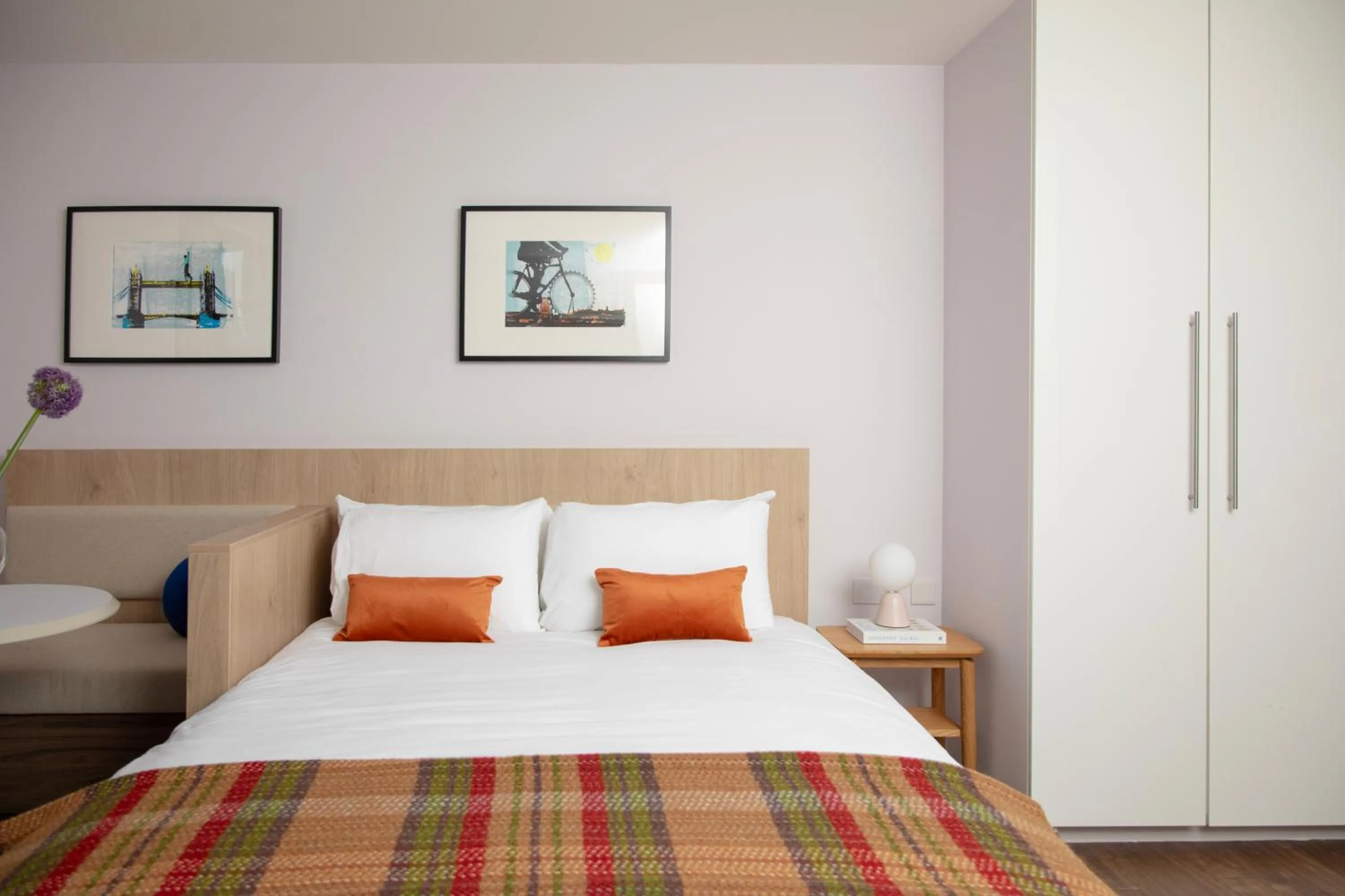 Living room, Bed in Bob W London Tower Hill - Residences