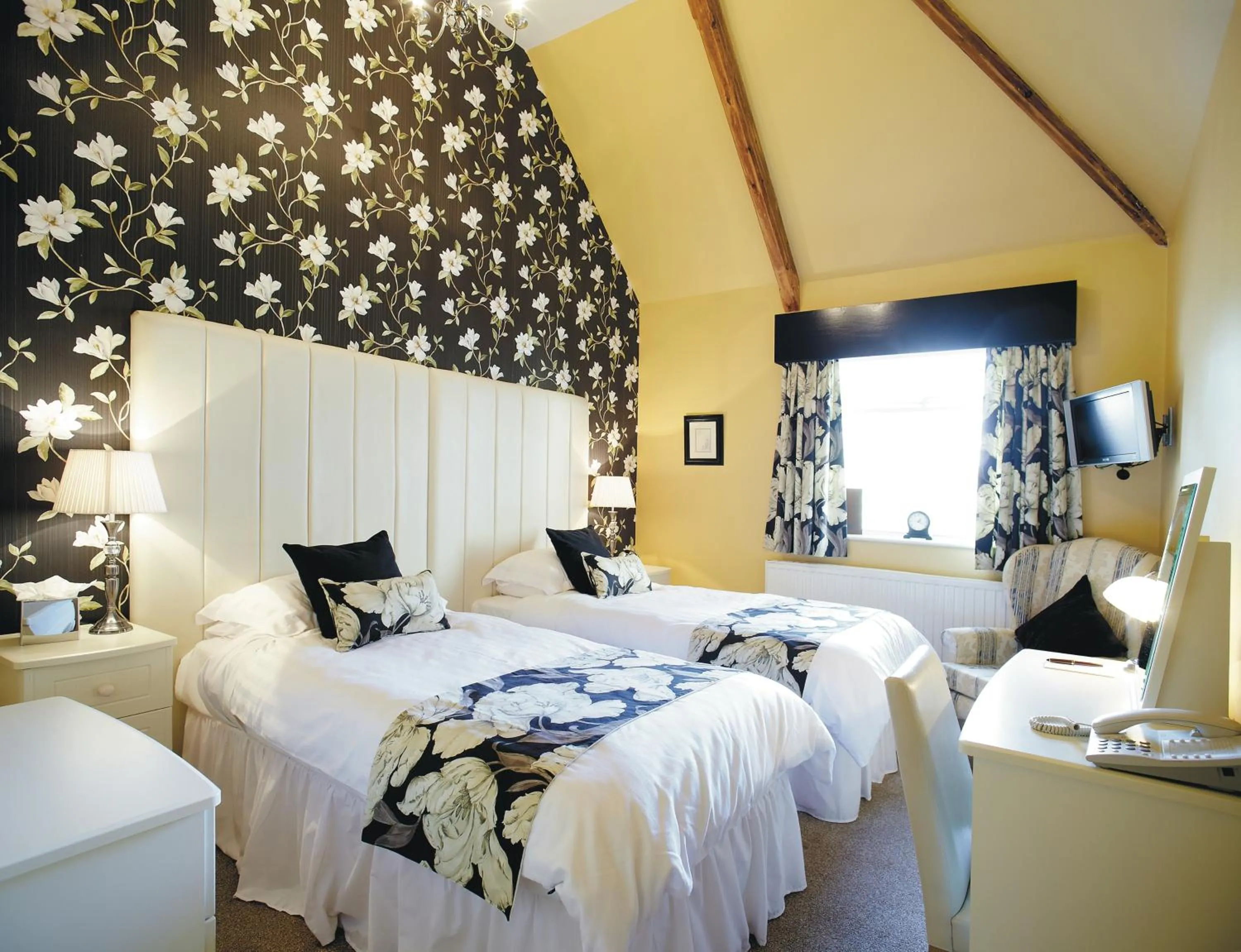 Bed in Cotford Hotel