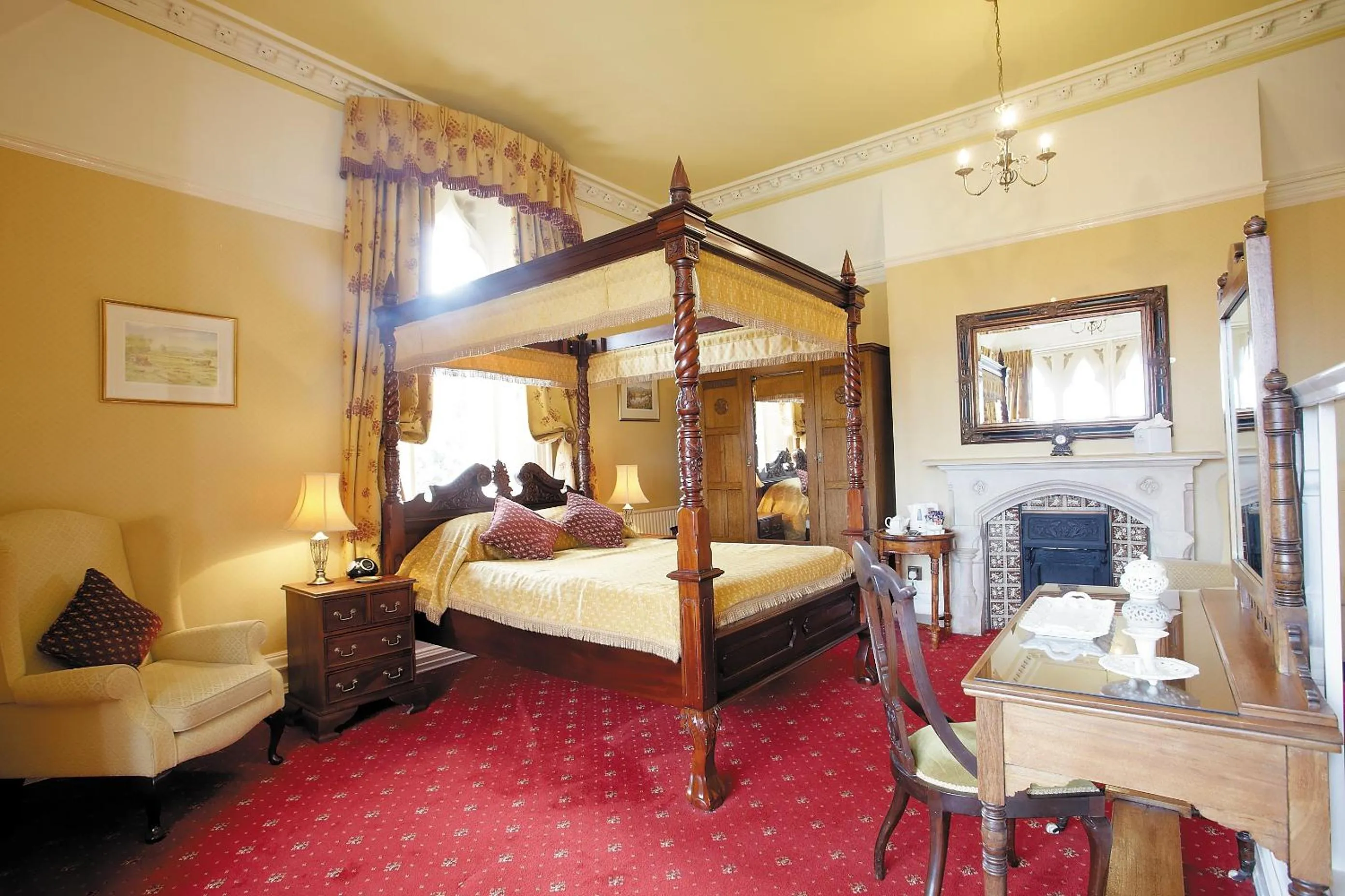 Photo of the whole room, Bed in Cotford Hotel