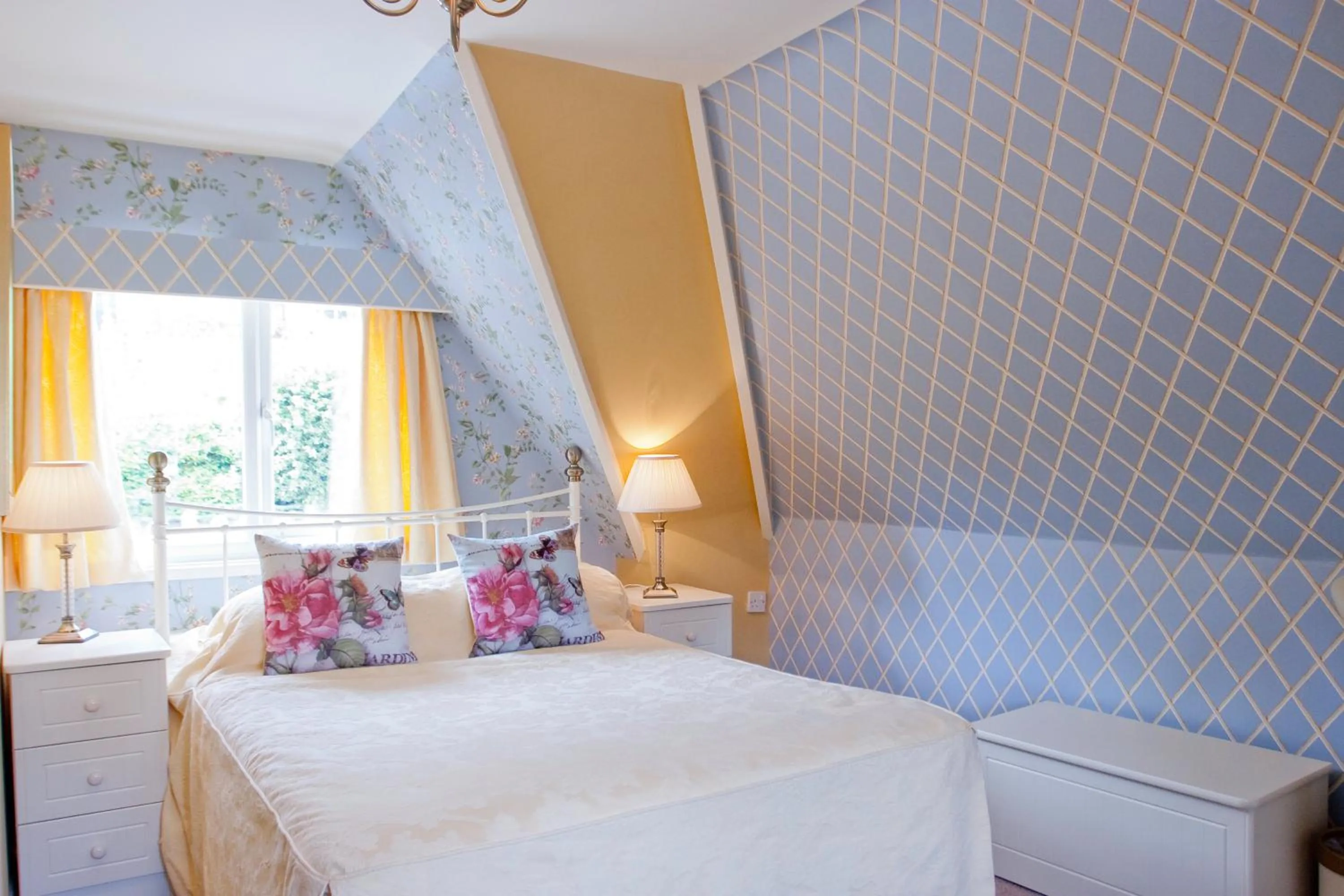 Bed in Cotford Hotel