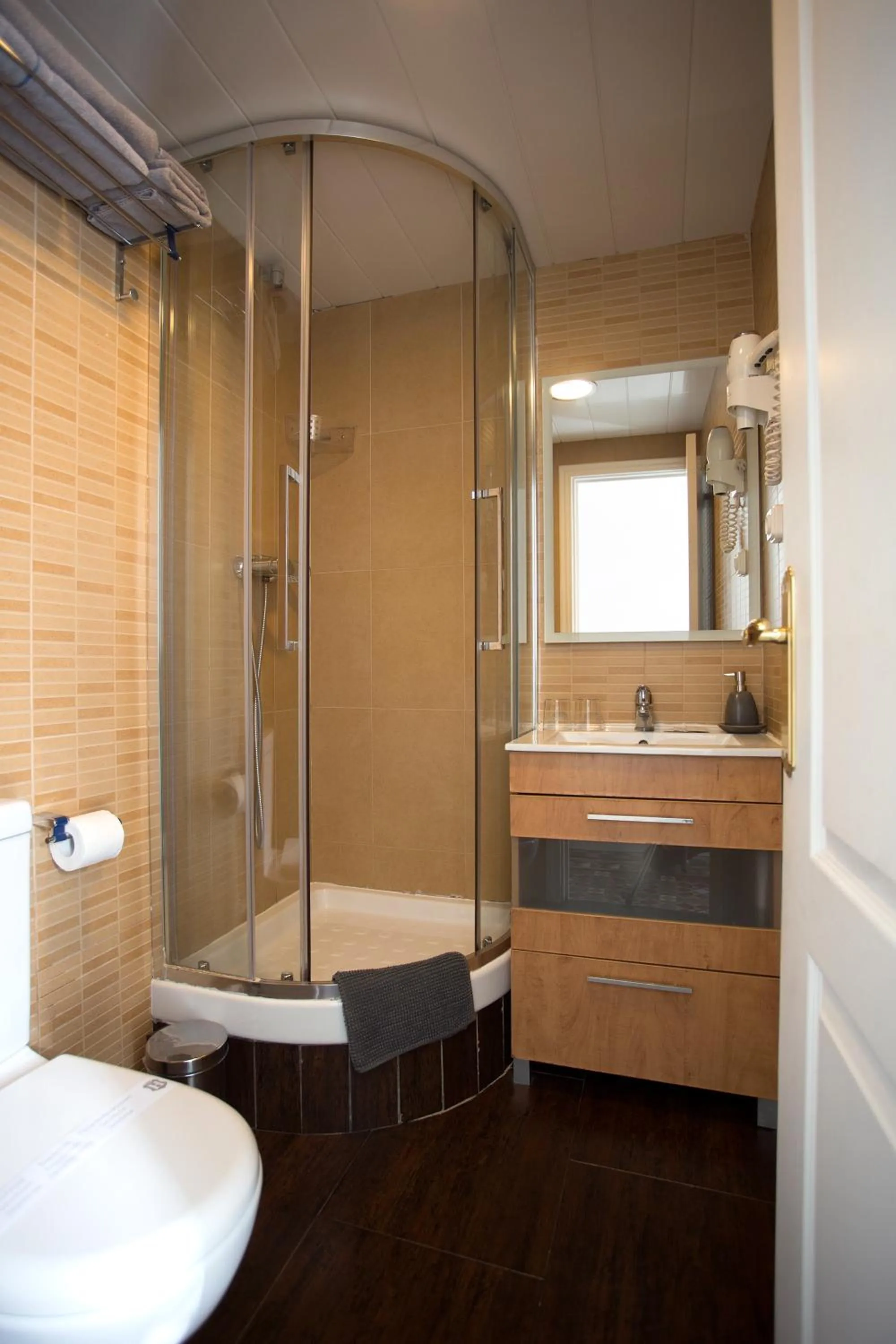 Shower in Hostal Eixample