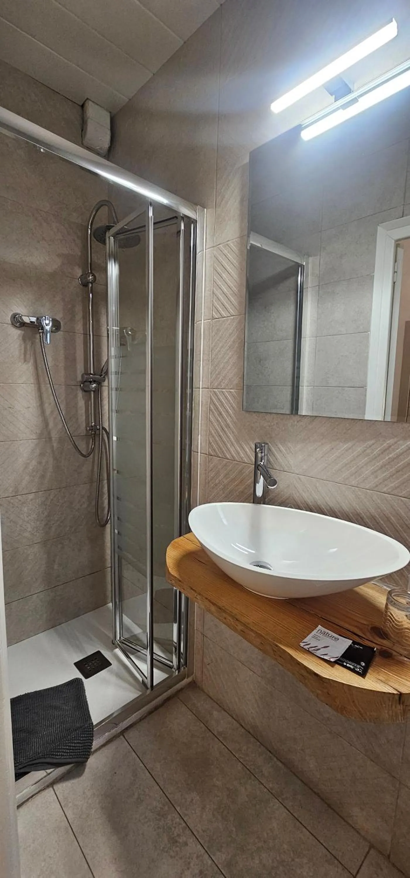 Shower in Hostal Eixample