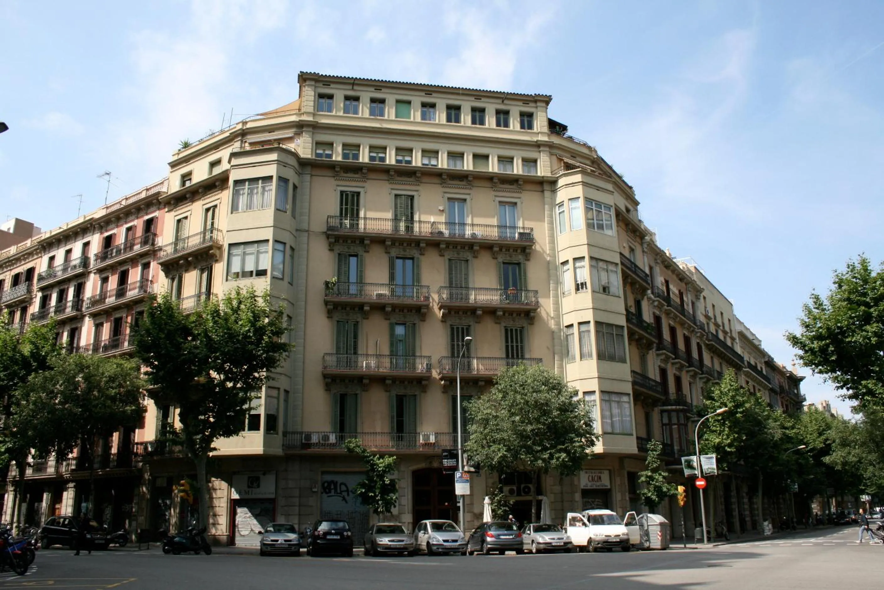 Property building in Hostal Eixample