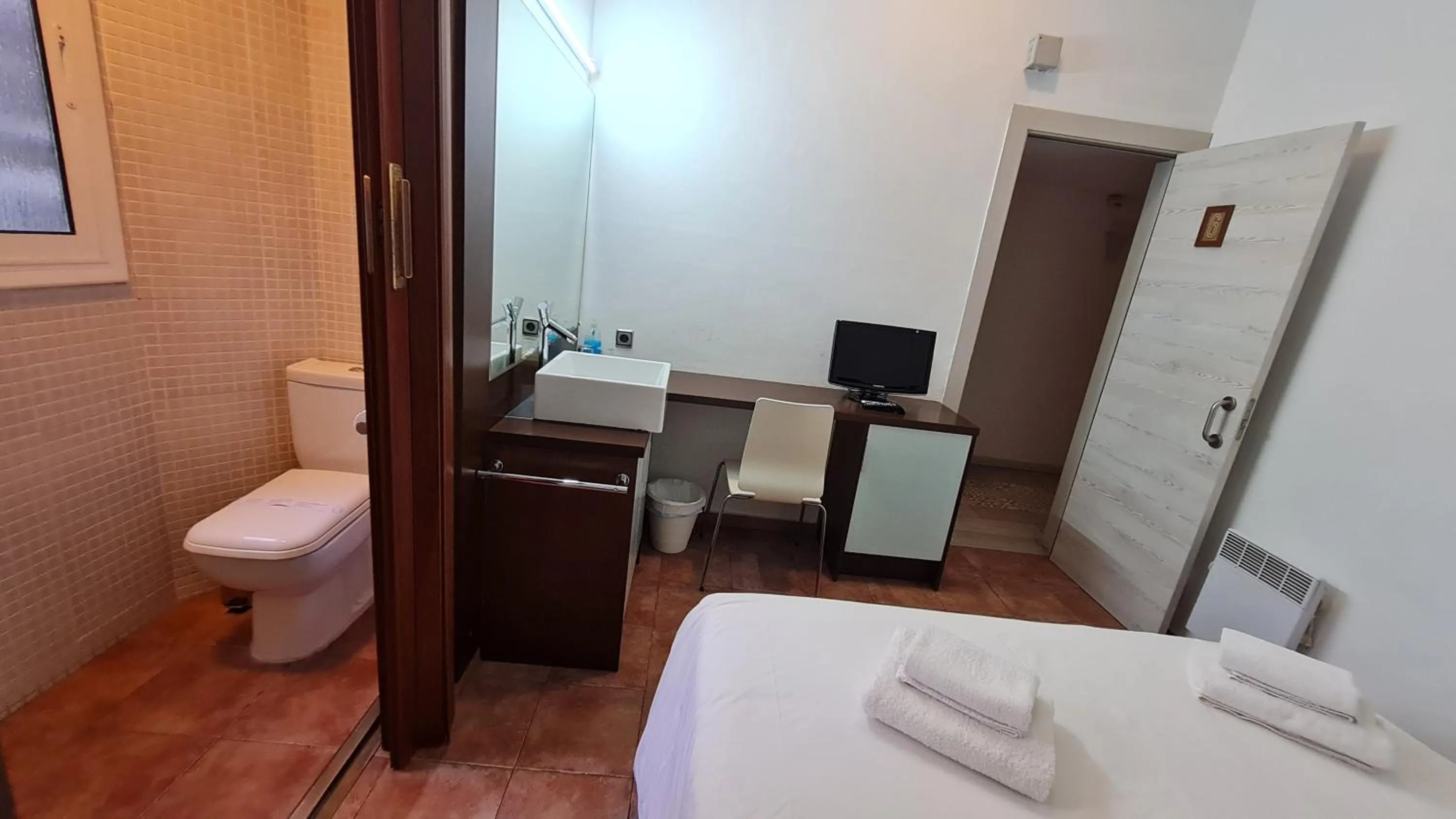 Toilet, Bed in Hostal Eixample