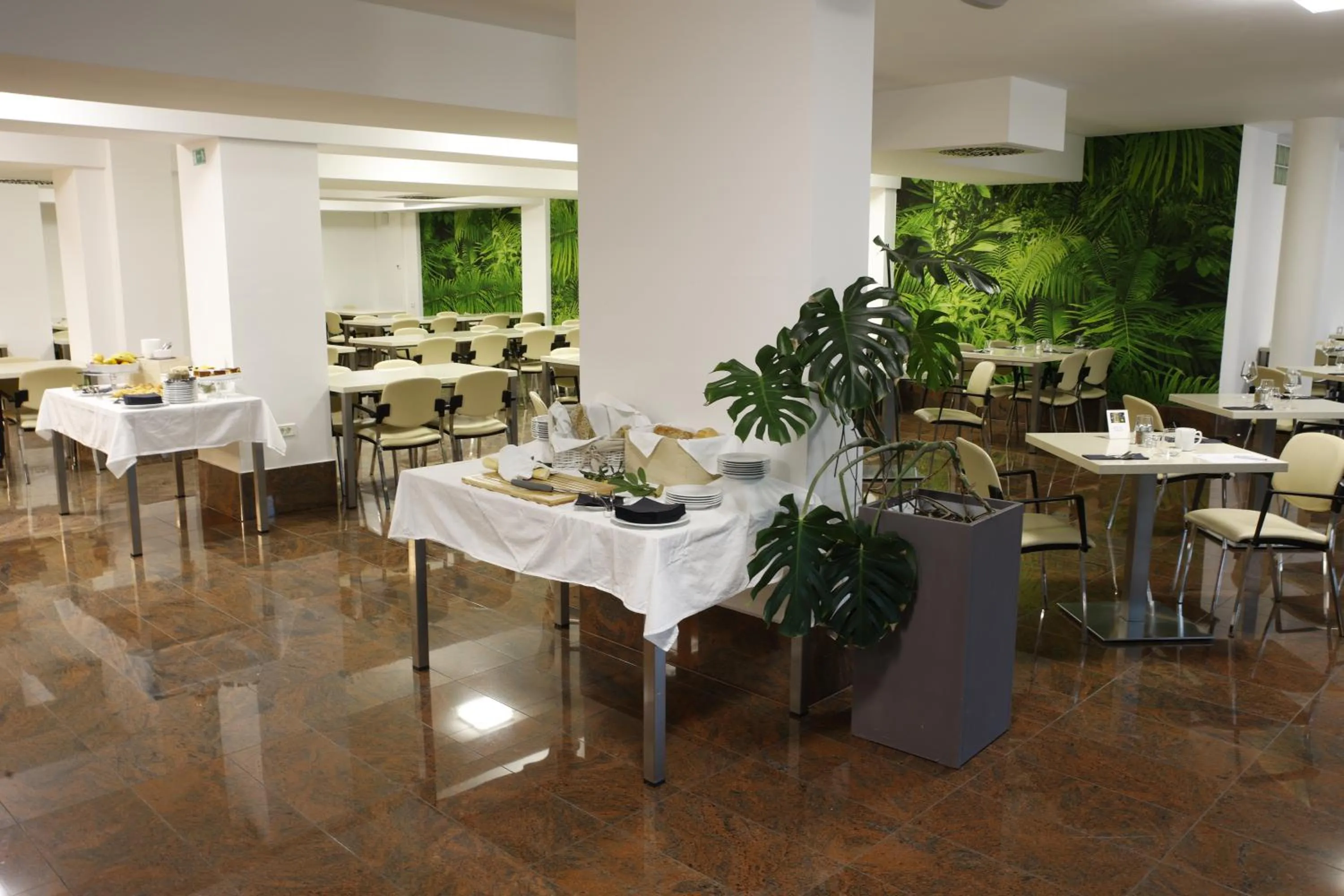 Restaurant/places to eat in FLORAMARE HEALTH RESORT