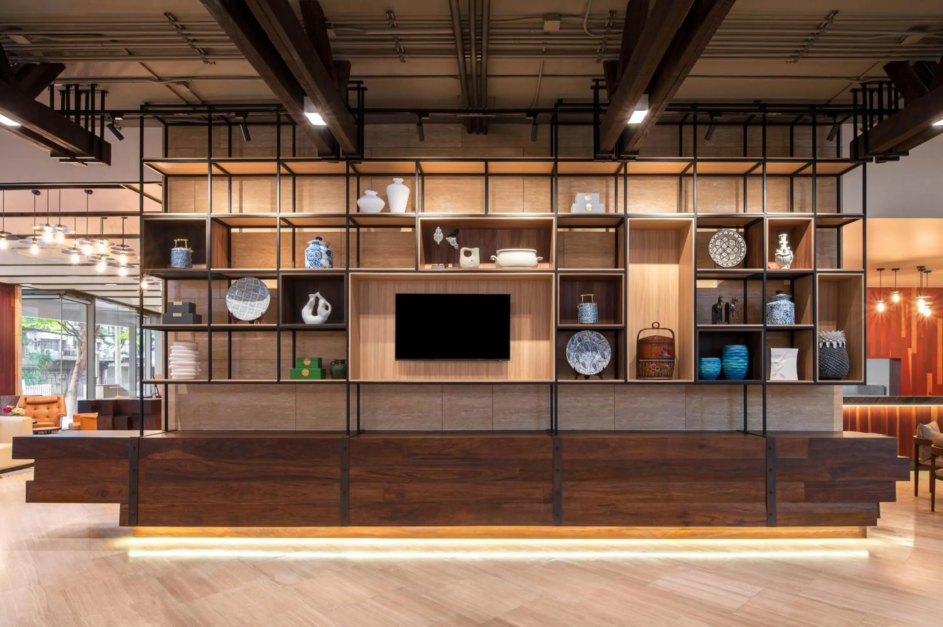 Restaurant/places to eat in Mercure Bangkok Surawong