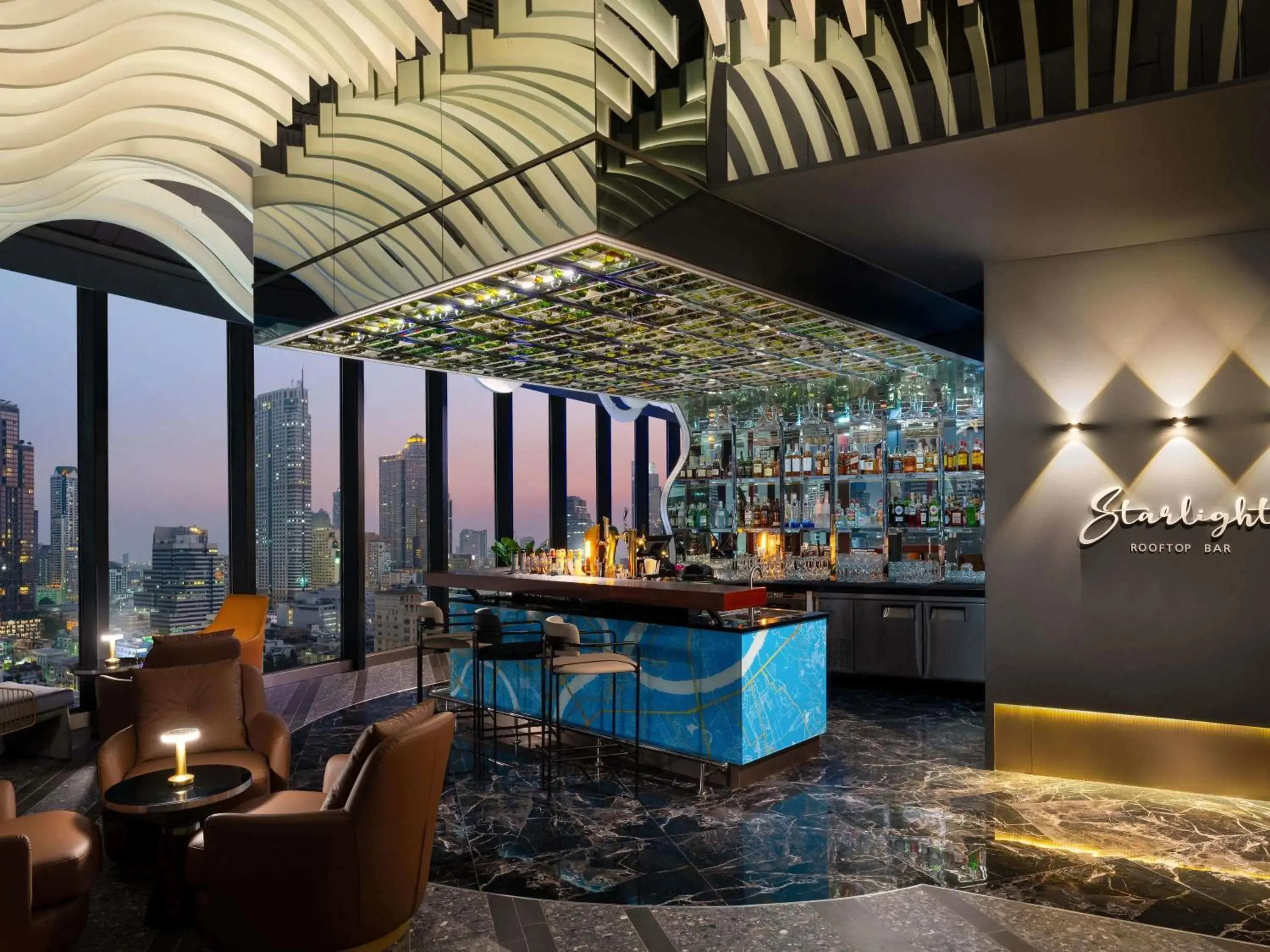 Lounge or bar in Mercure Bangkok Surawong Lounge or bar in Mercure Bangkok Surawong
