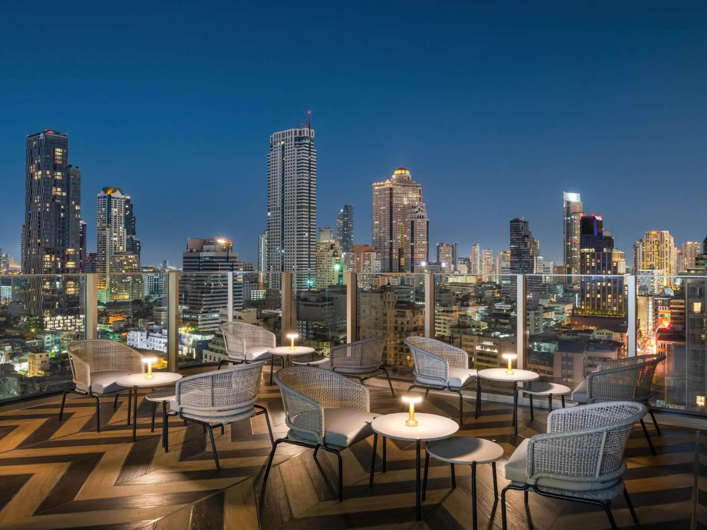 Lounge or bar in Mercure Bangkok Surawong Lounge or bar in Mercure Bangkok Surawong