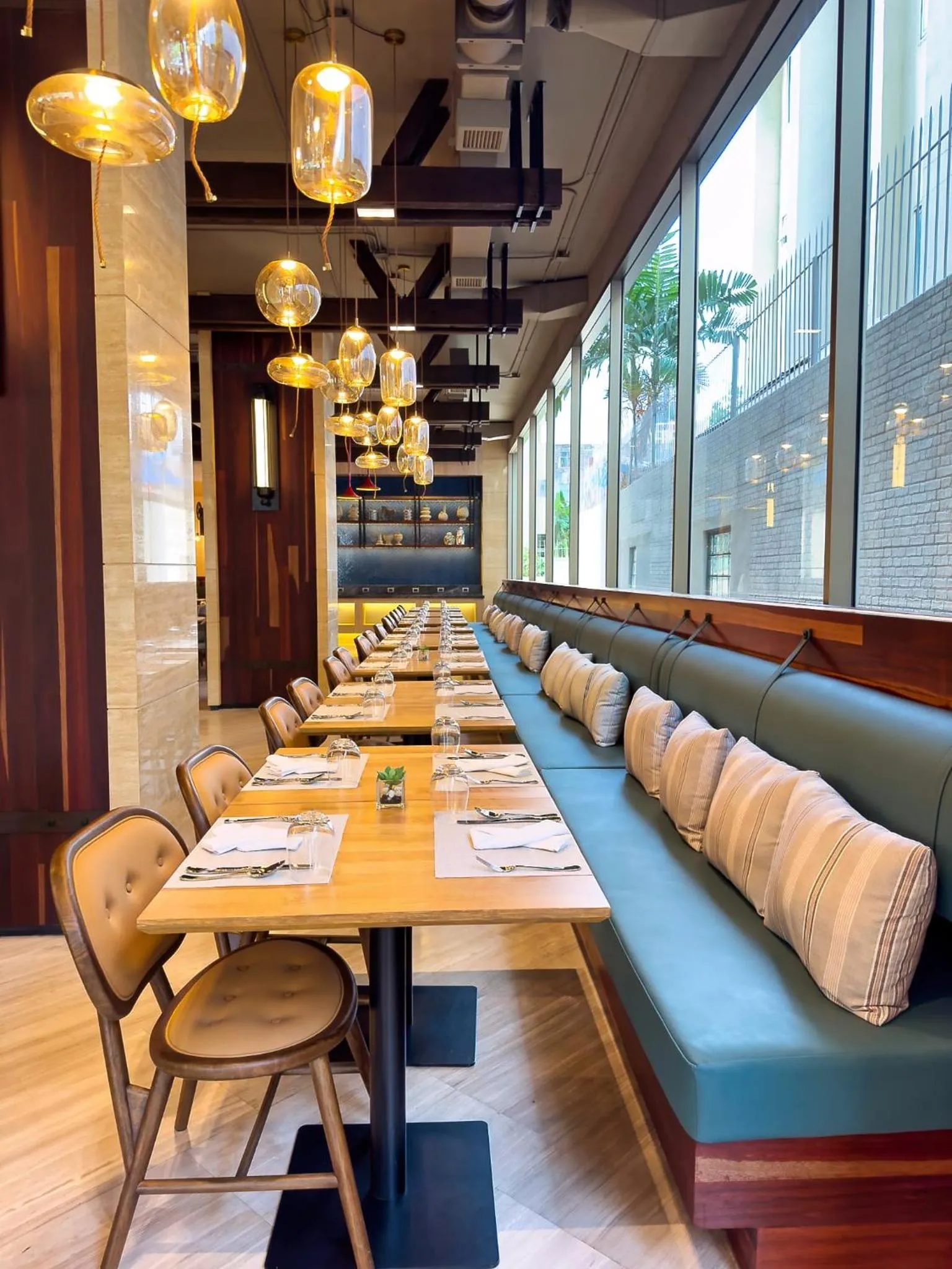 Restaurant/places to eat in Mercure Bangkok Surawong