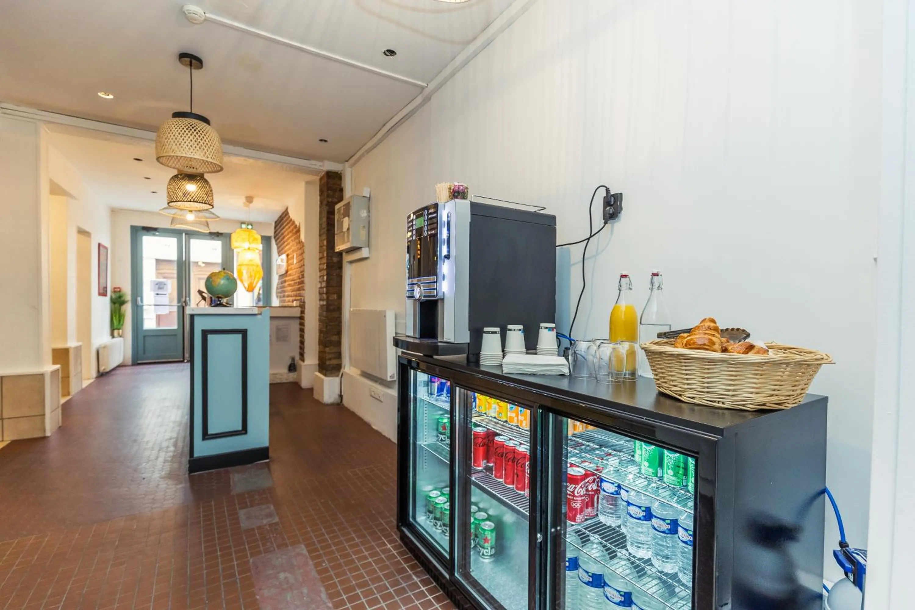 Food and drinks in Young and Happy Latin Quarter by Hiphophostels