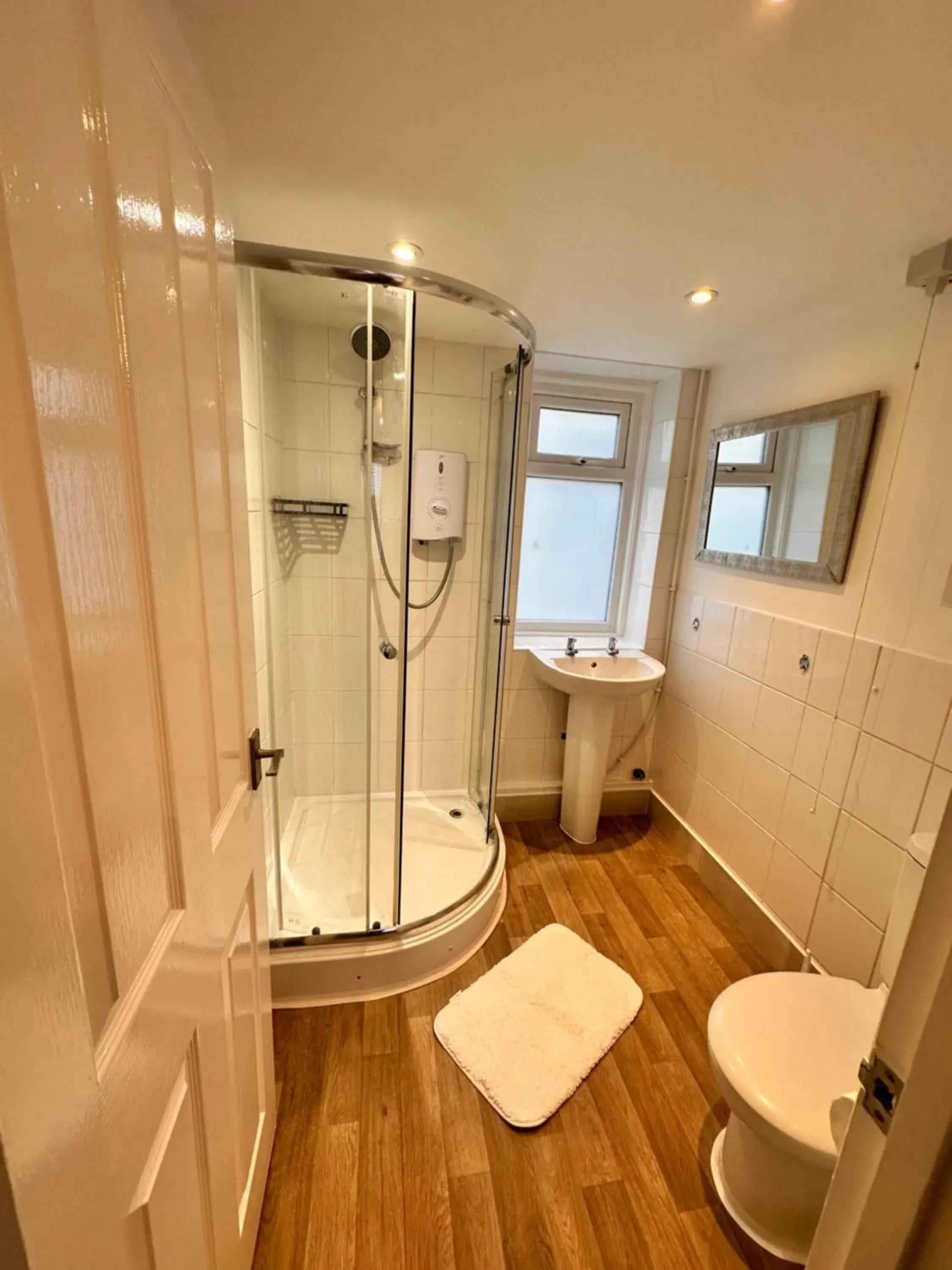 Double Room with Private Bathroom in The Poacher Double Room with Private Bathroom in The Poacher
