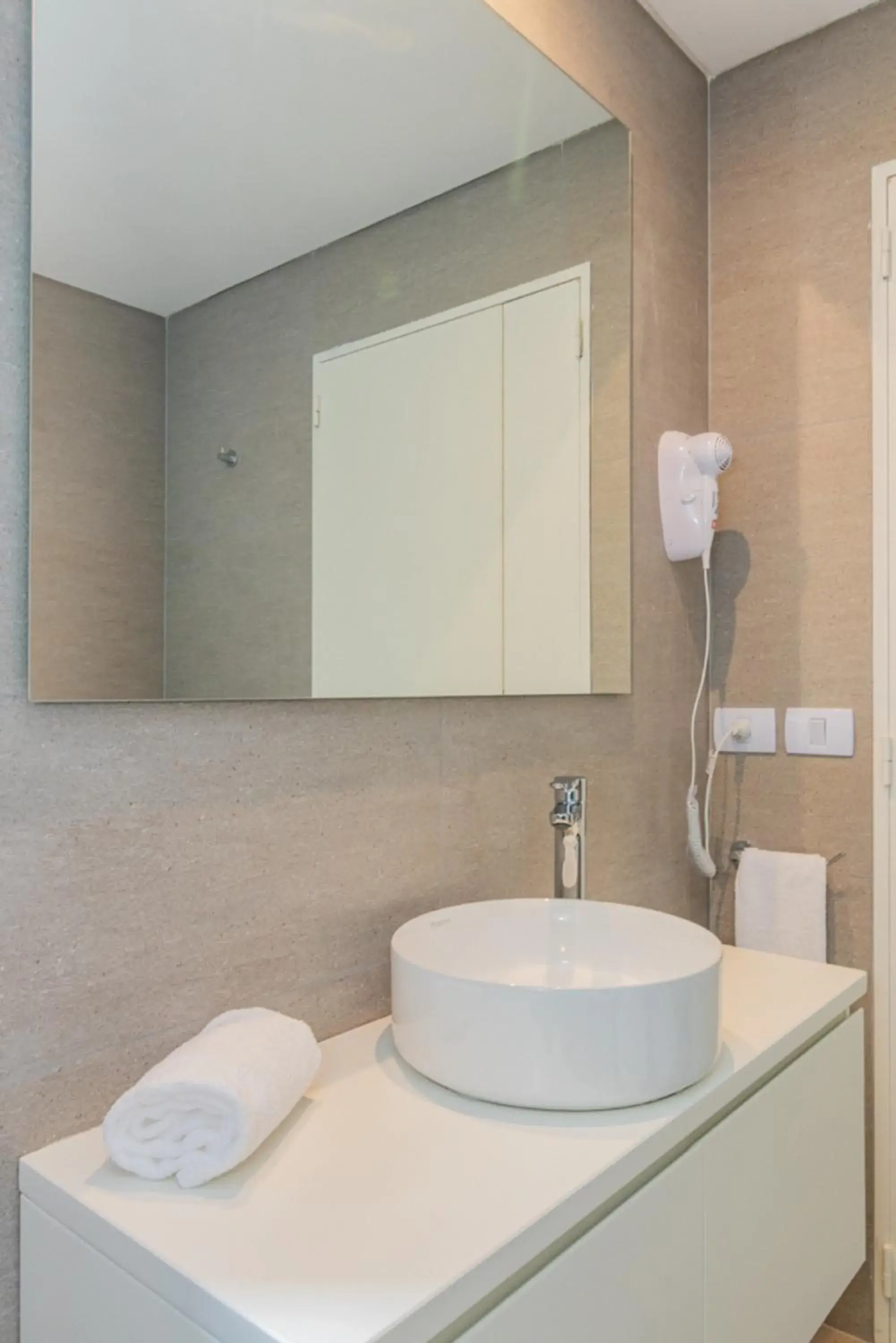 Bathroom in Milenia Soho by iPPA Bathroom in Milenia Soho by iPPA