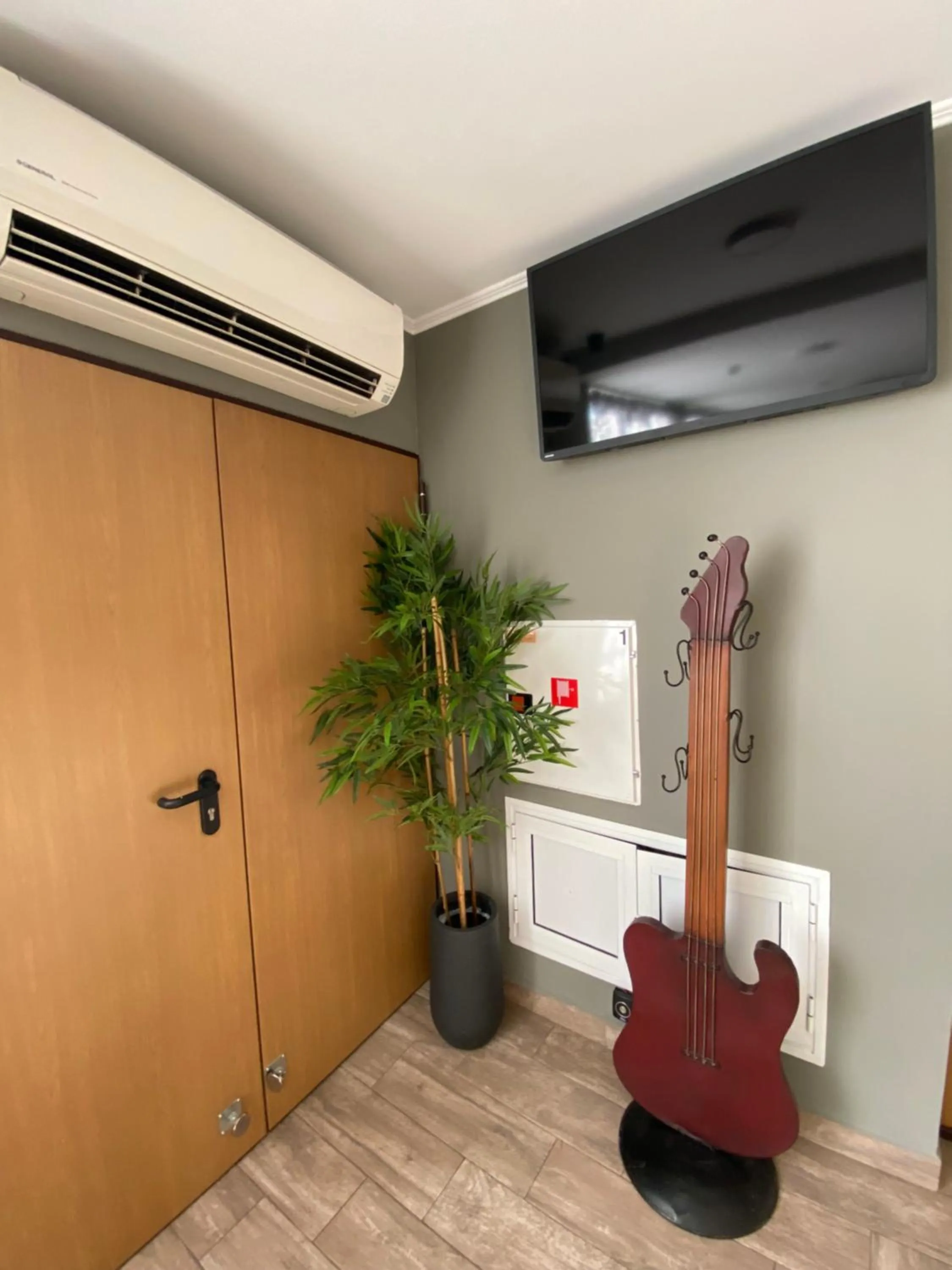 Communal lounge/ TV room in City Hotel