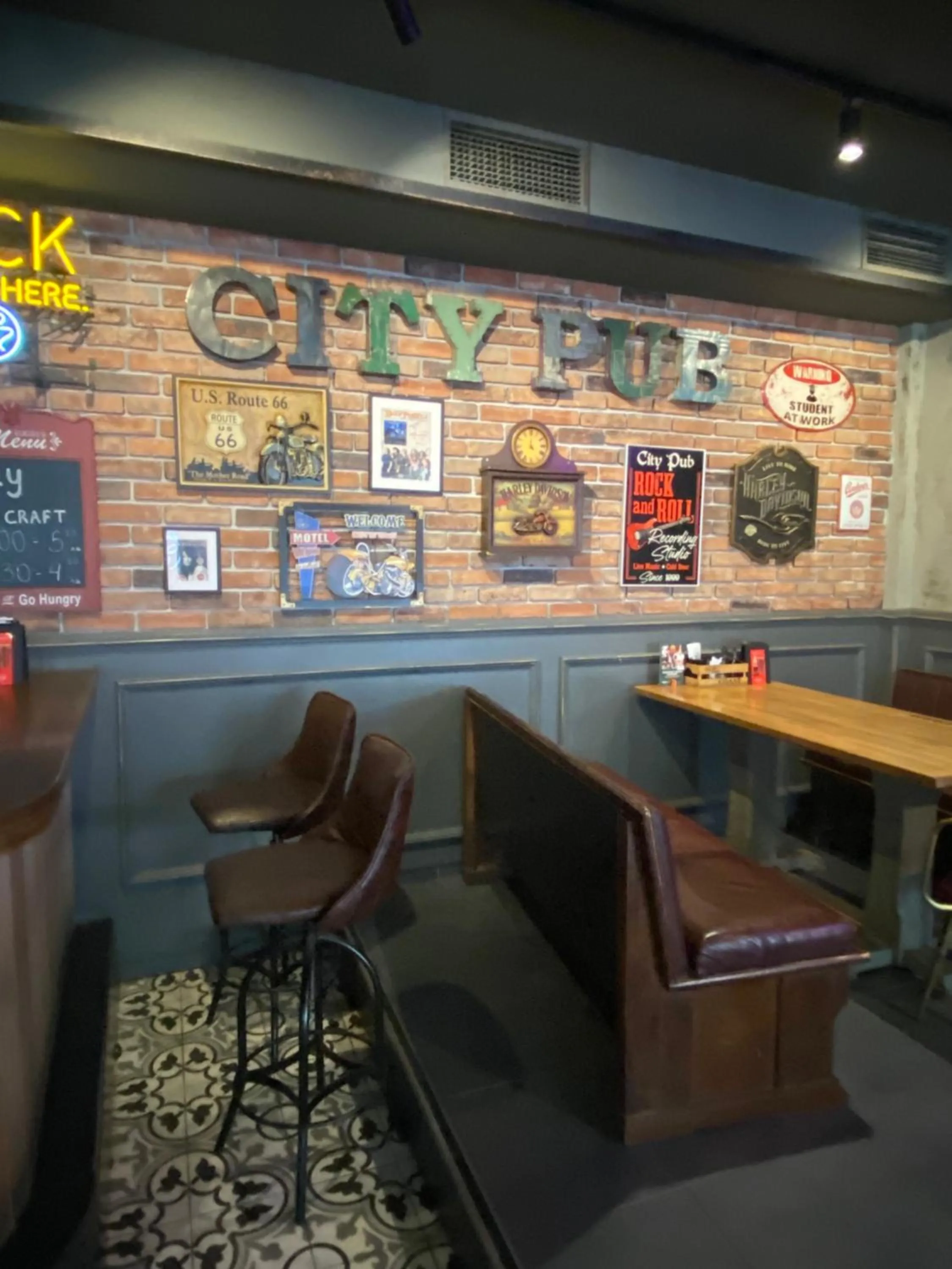 Restaurant/places to eat in City Hotel