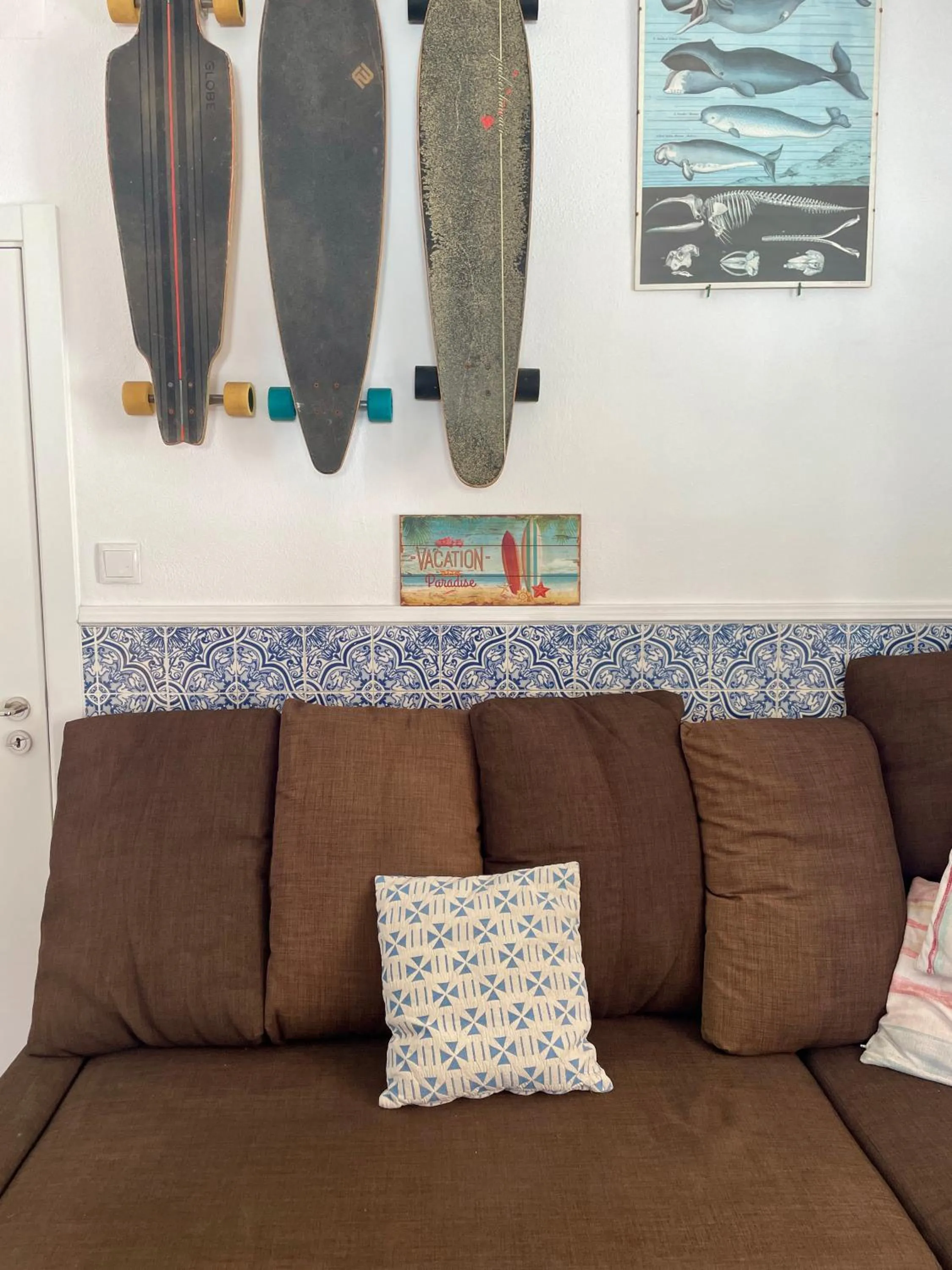 Communal lounge/ TV room in Native Surfhouse