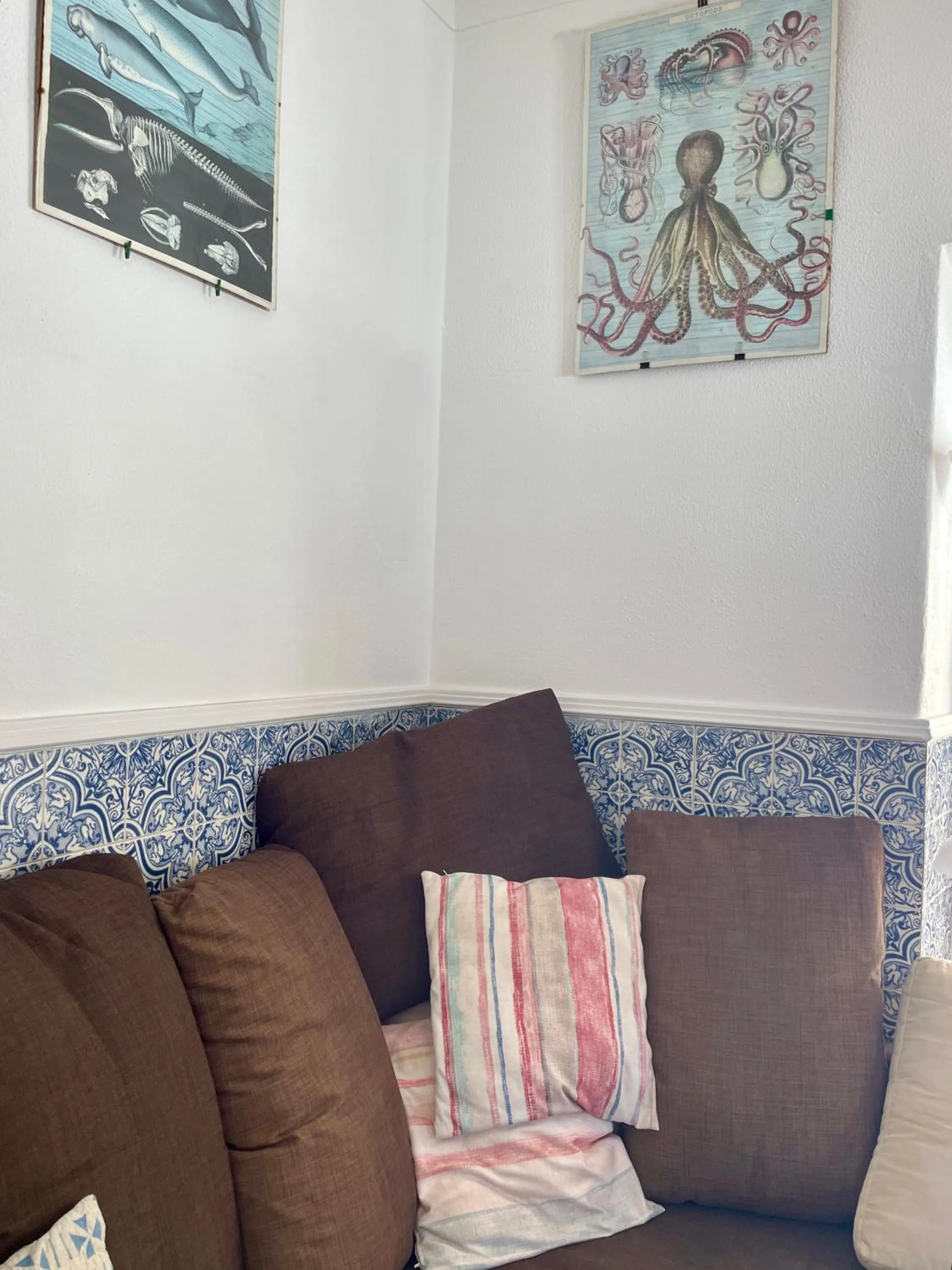 Communal lounge/ TV room in Native Surfhouse