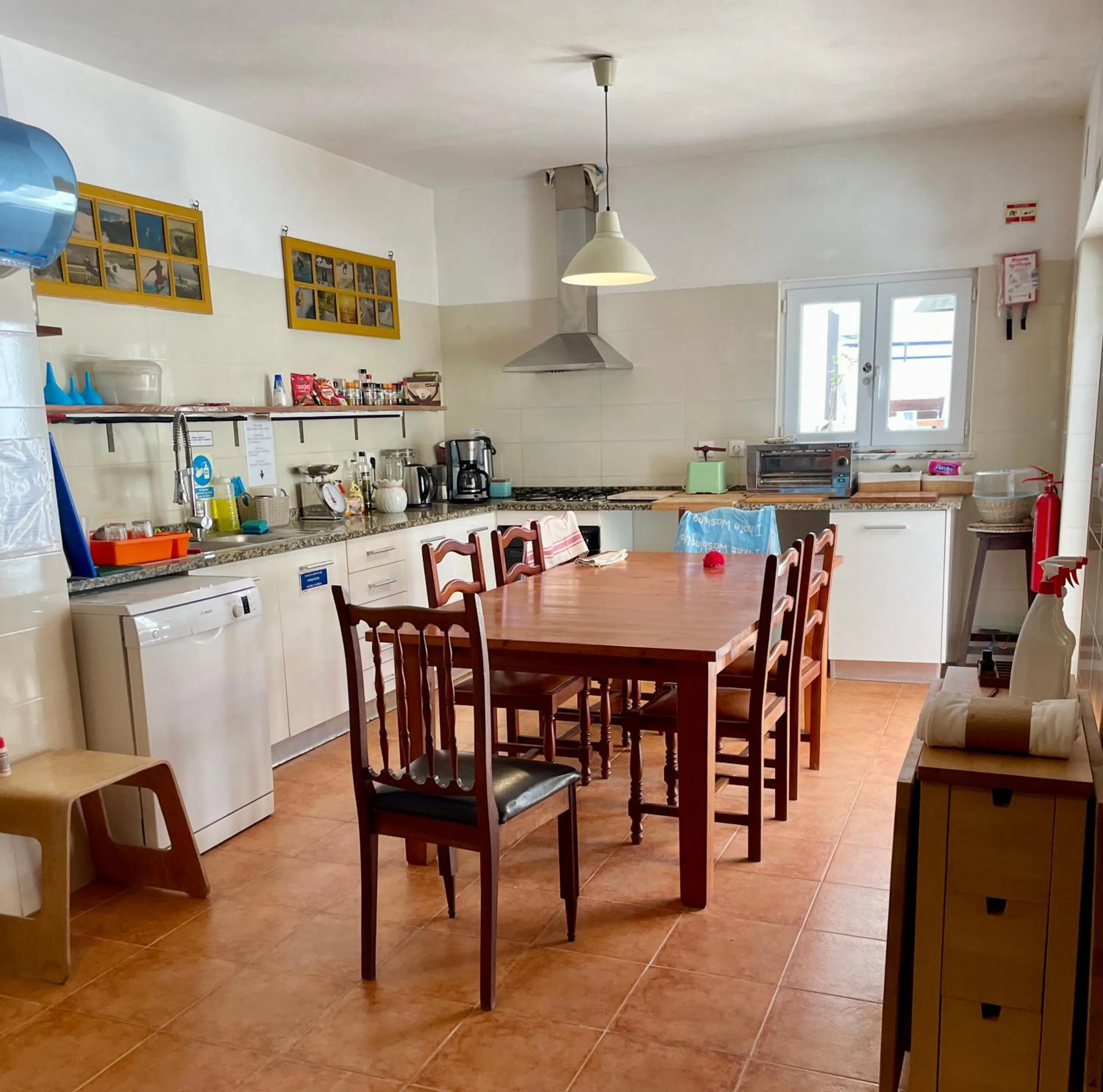 Communal kitchen in Native Surfhouse