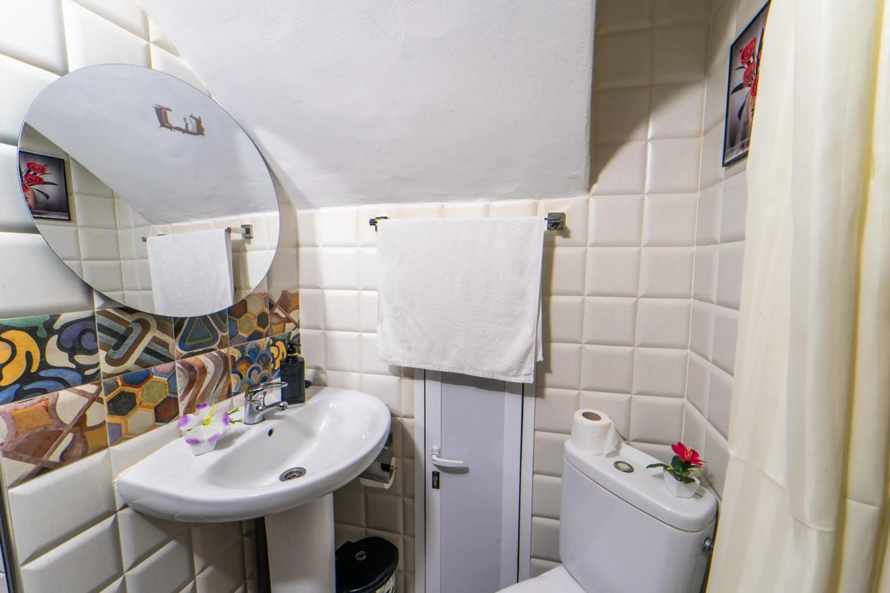 Shower in DAR NOKHBA INN