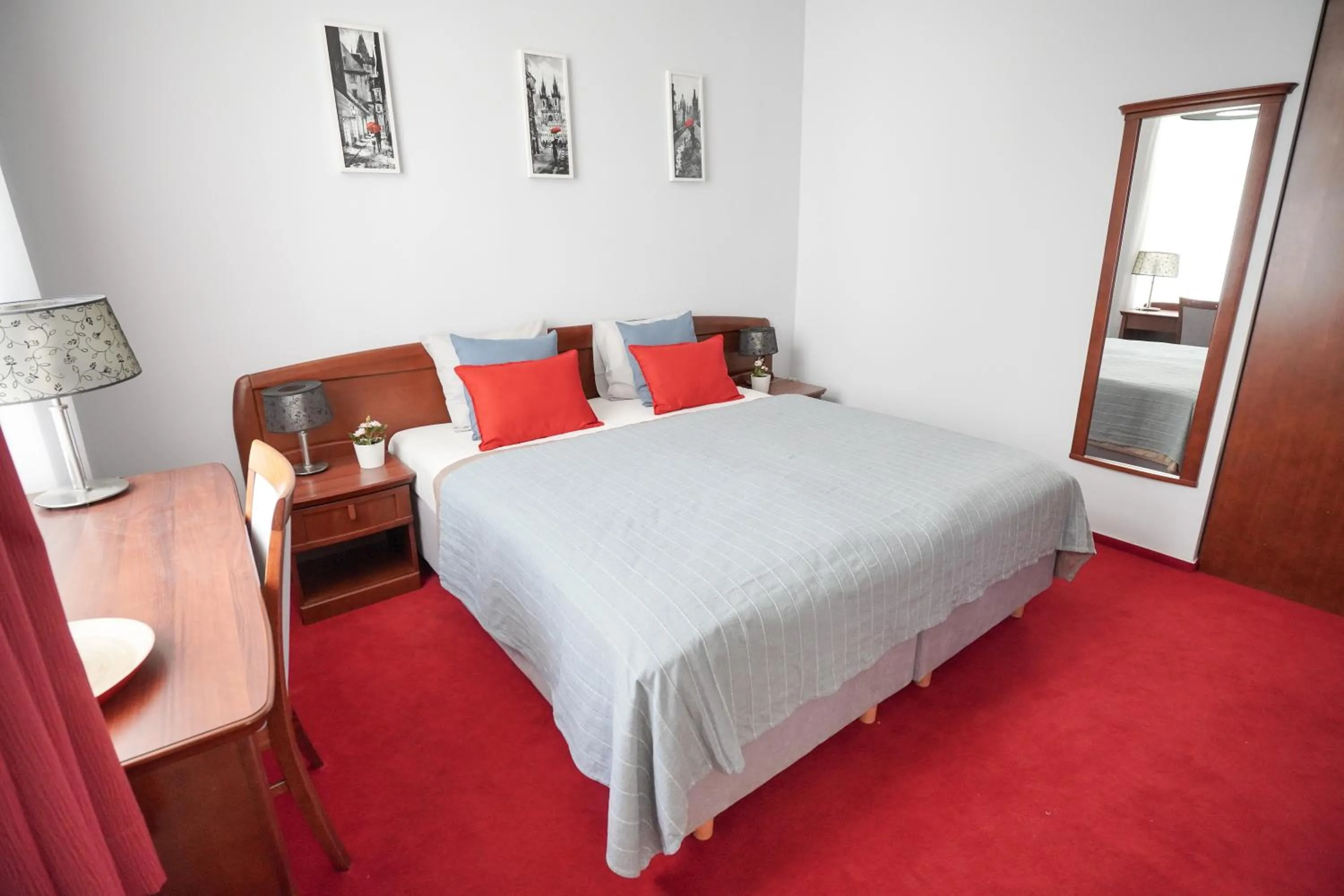 Bed in Elegant & Stylish Center Apartments!