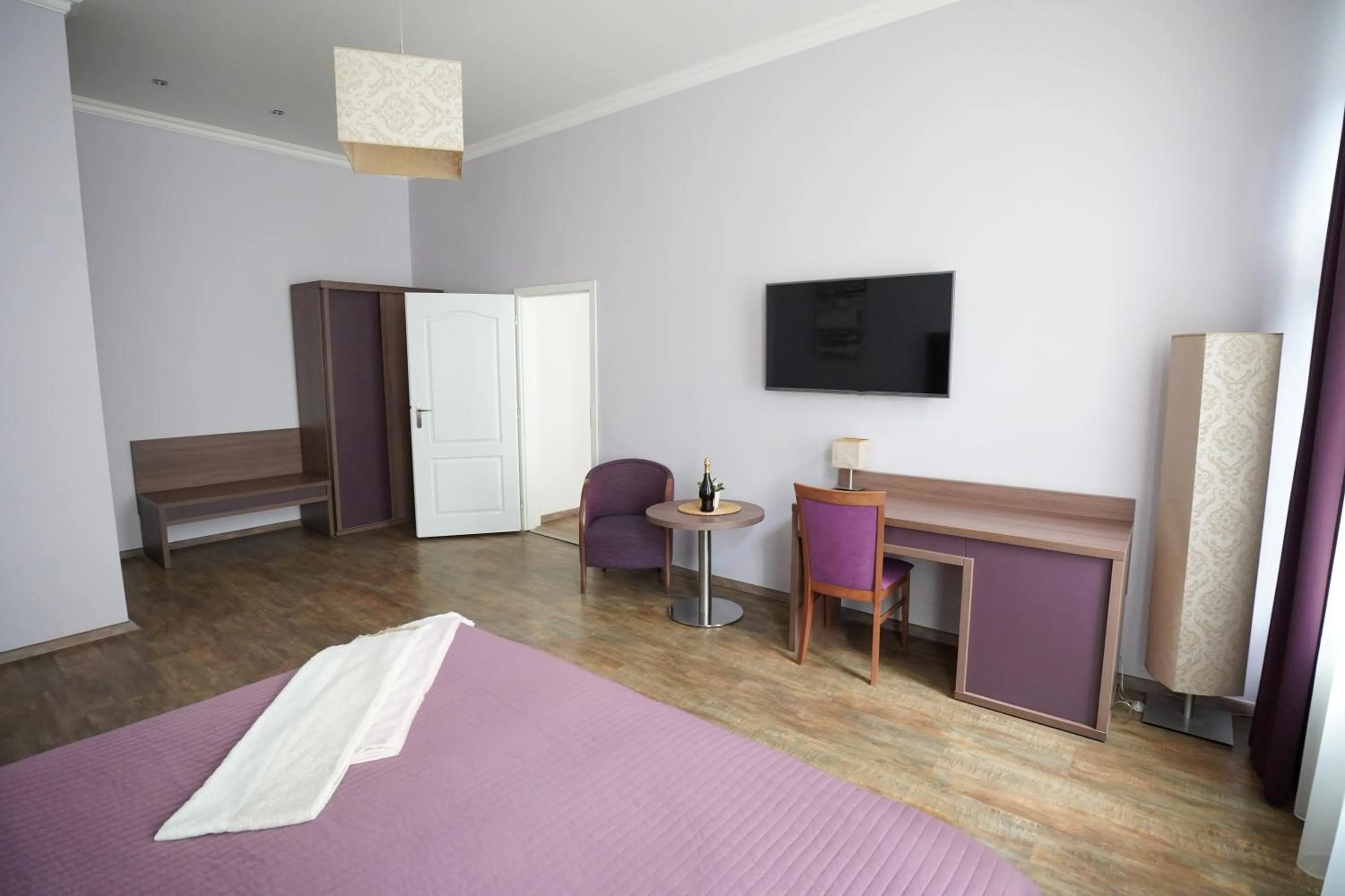 TV and multimedia, Bed in Elegant & Stylish Center Apartments!