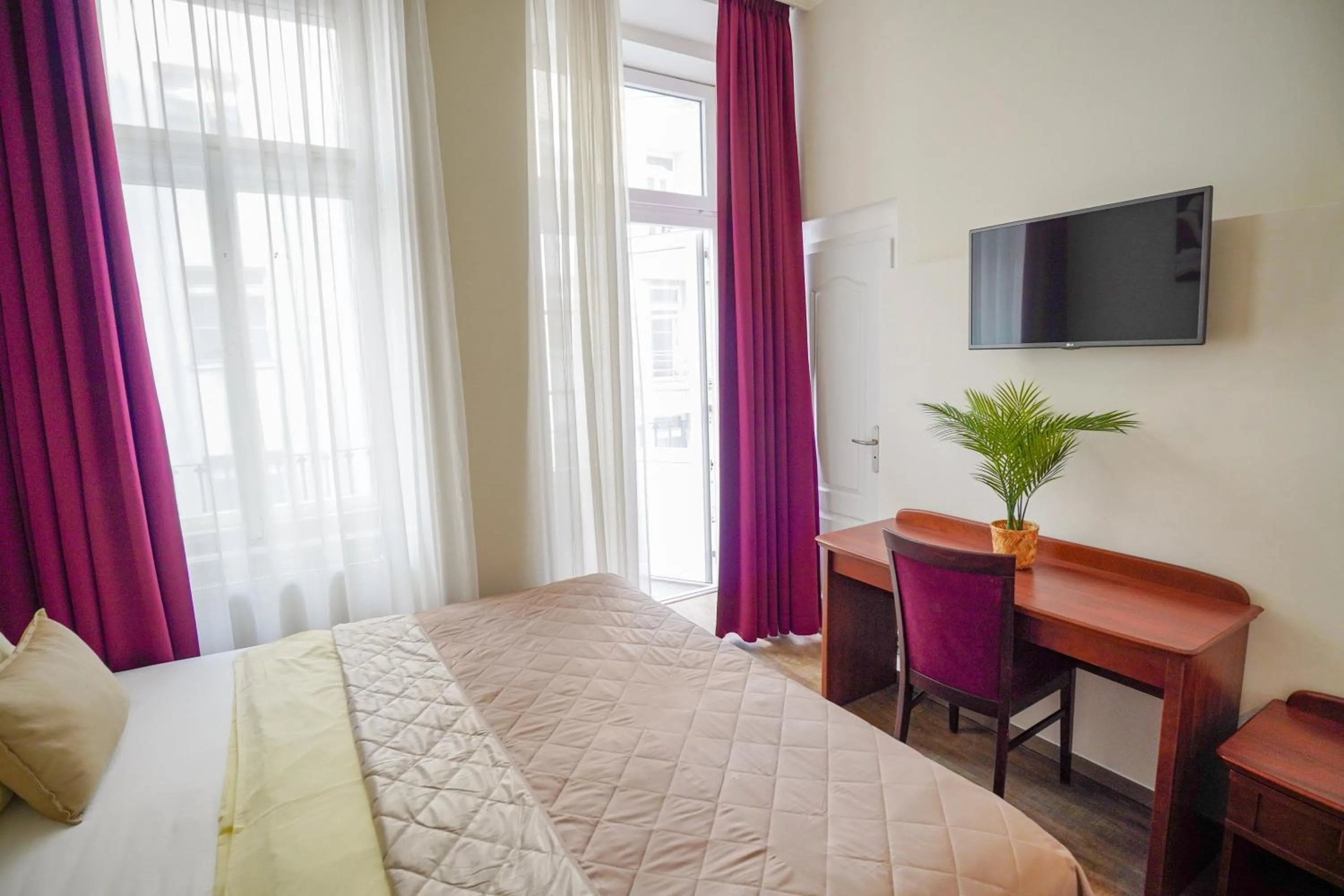 TV and multimedia, Bed in Elegant & Stylish Center Apartments!