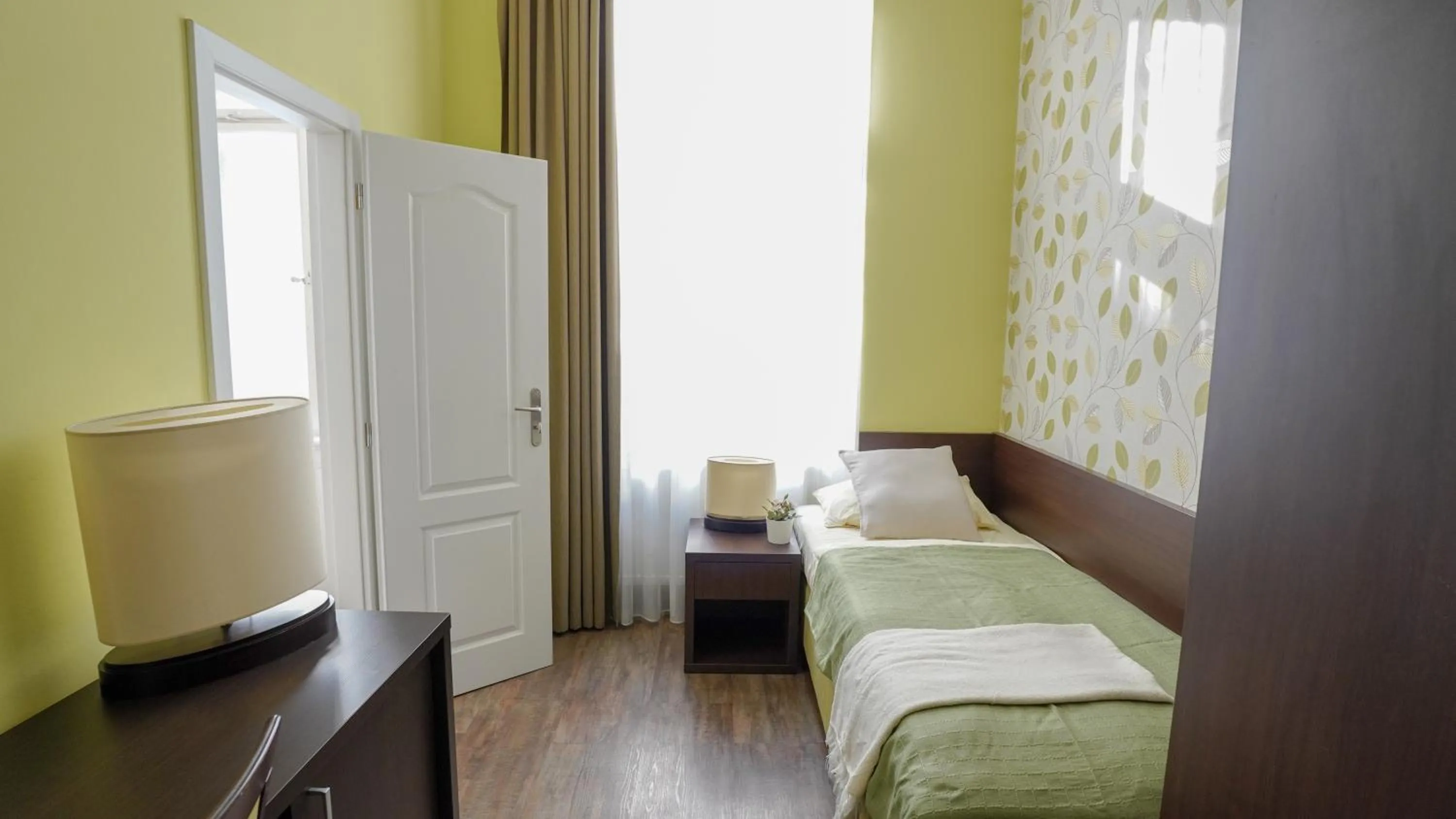 Bed in Elegant & Stylish Center Apartments!