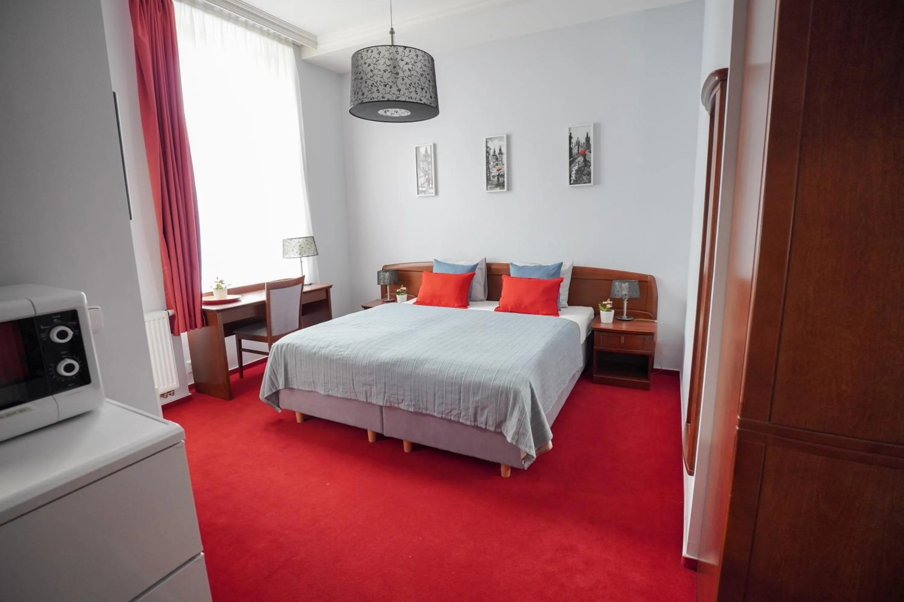 Bed in Elegant & Stylish Center Apartments!